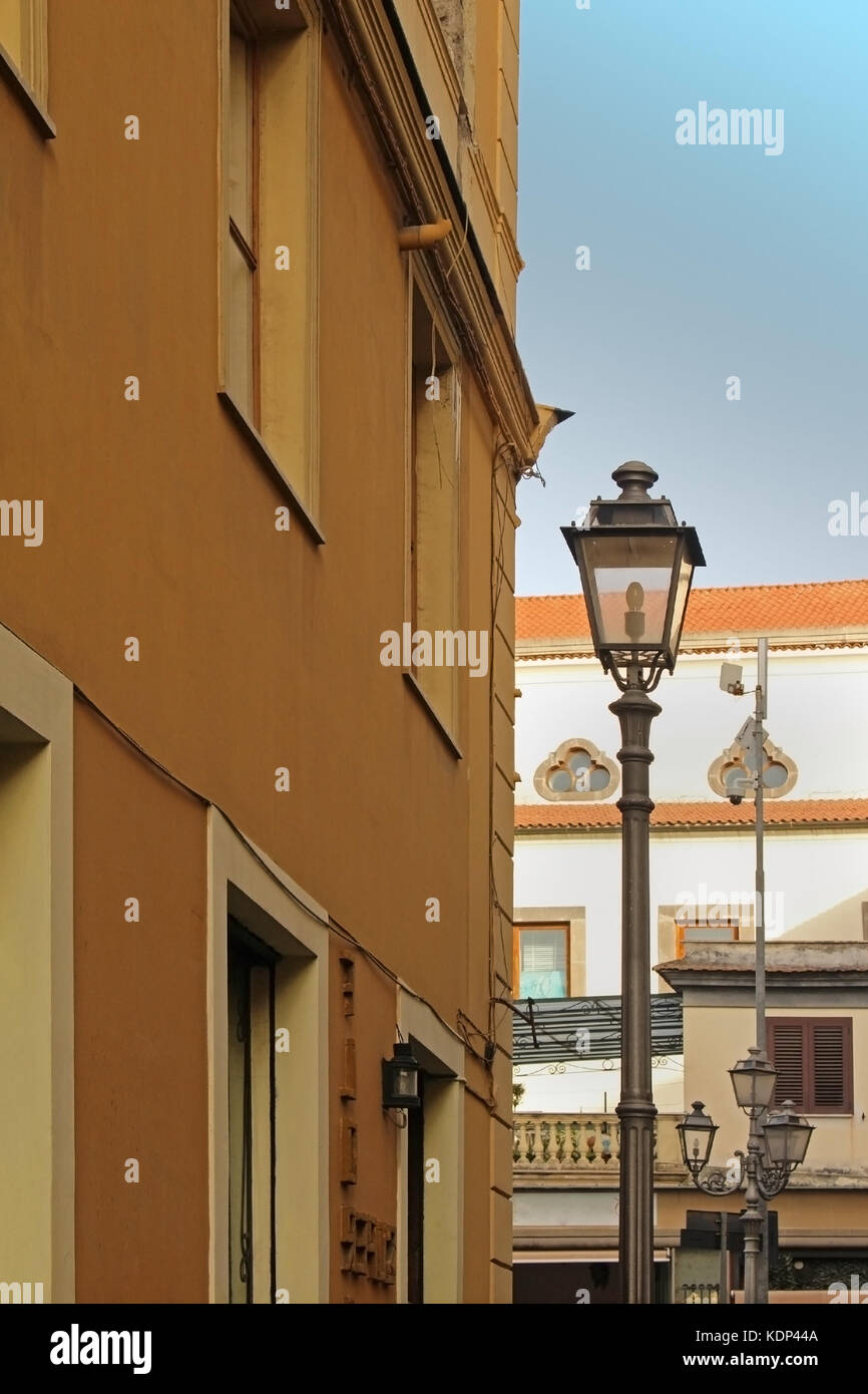 Vieille rue italienne vintage avec lanterne d'éclairage Banque D'Images