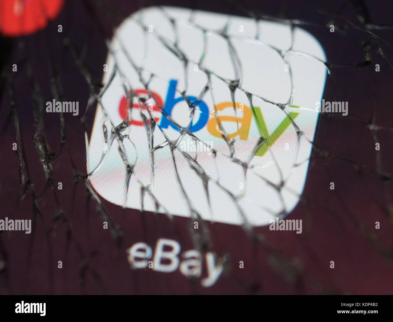 Le logo ebay sur un smartphone écran fissuré Banque D'Images