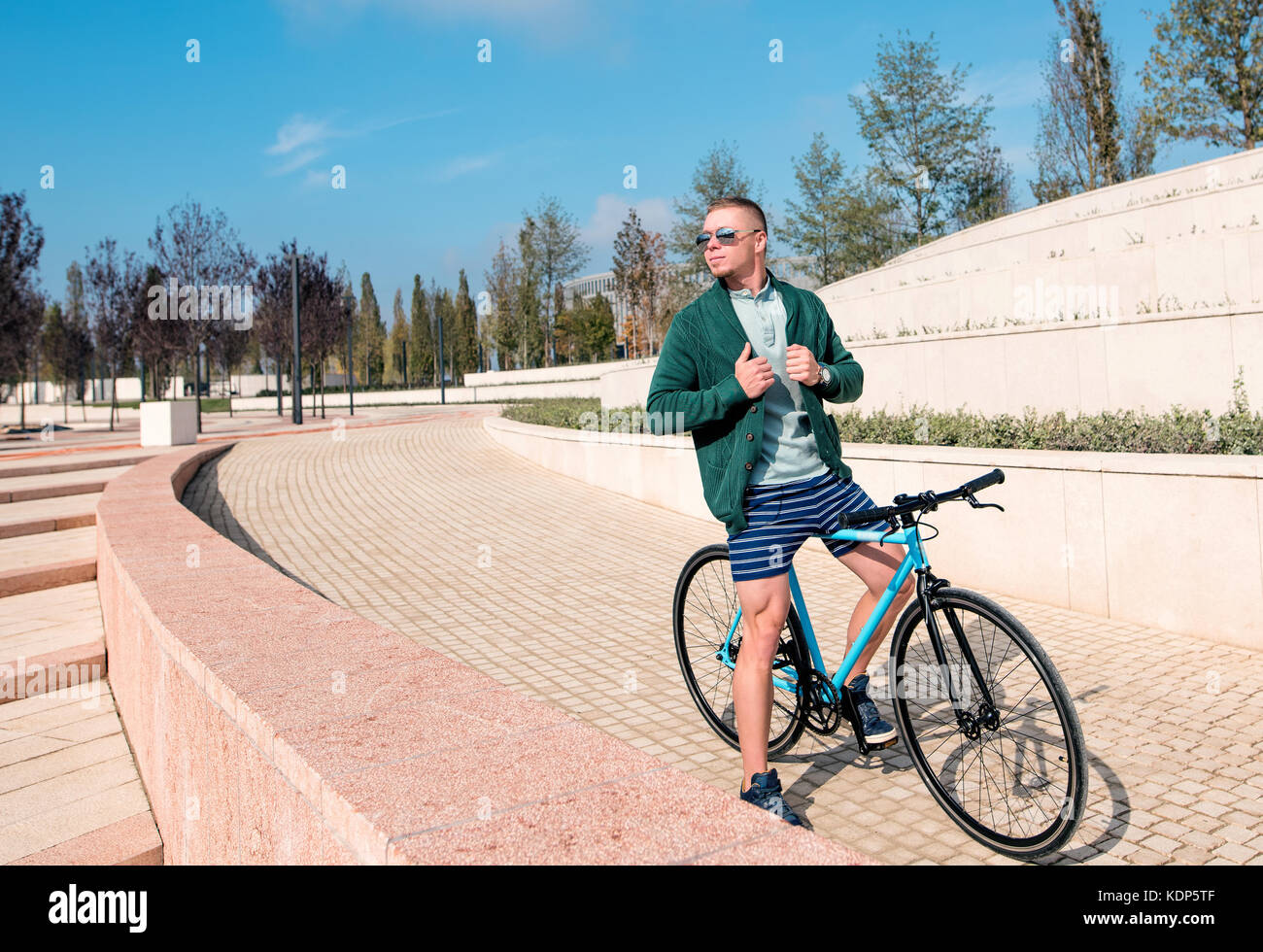 Homme de rouler à vélo dans le parc Banque D'Images