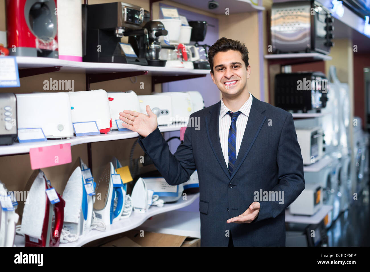 Portrait of smiling shop assistant travaillant dans la section petits appareils ménagers Banque D'Images