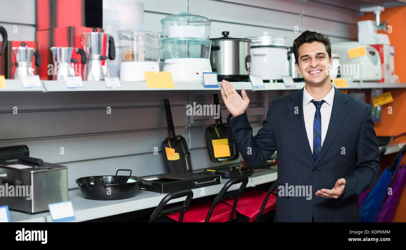 Portrait of smiling male consultant travaillant à petits appareils ménagers en hypermarché Banque D'Images