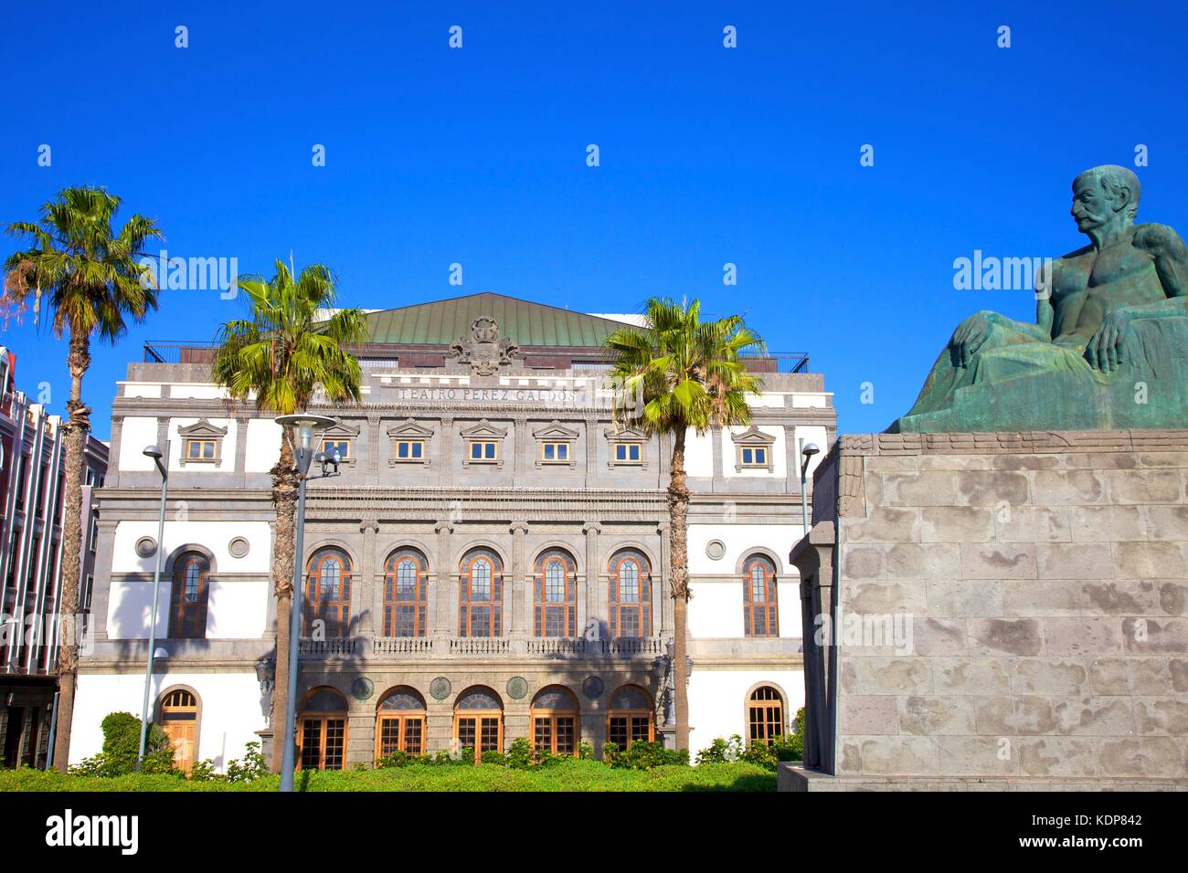 Statue de l'écrivain canarien Benito Perez Galdos avec Perez Galdos Theatre dans l'arrière-plan, Triana, Las Palmas de Gran Canaria, Gran Canaria, Canaries Banque D'Images