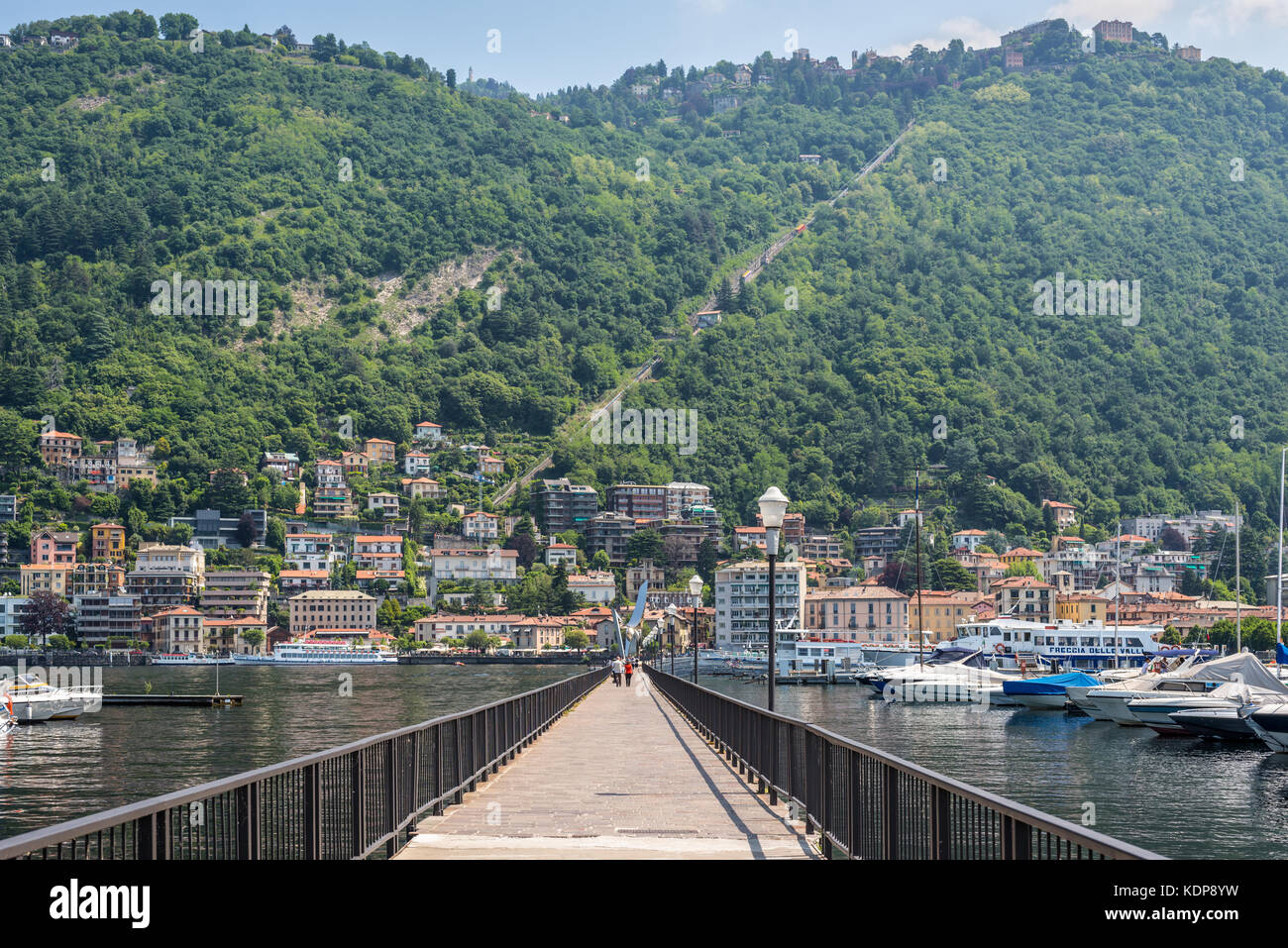 Côme, Italie - 27 mai 2016 : les gens marcher sur la diga foranea piero hamiltonien Caldirola jetée à Lac de Côme Côme ville région Lombardie Italie Europe. cable car Banque D'Images