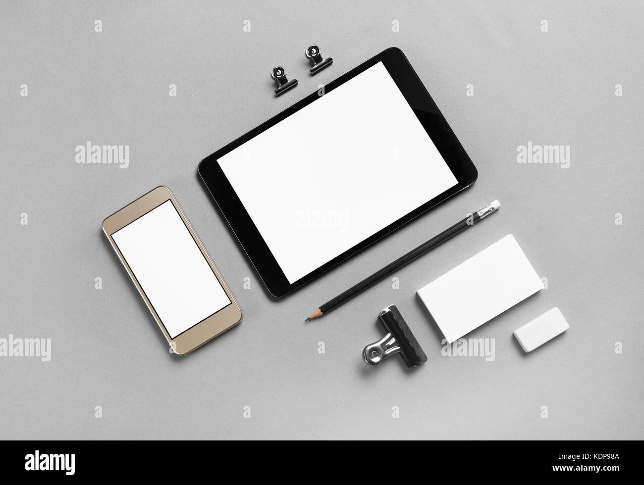 Gadgets avec écrans vierges et de papeterie sur fond de papier gris. modèle pour placer votre conception. vue d'en haut. Banque D'Images