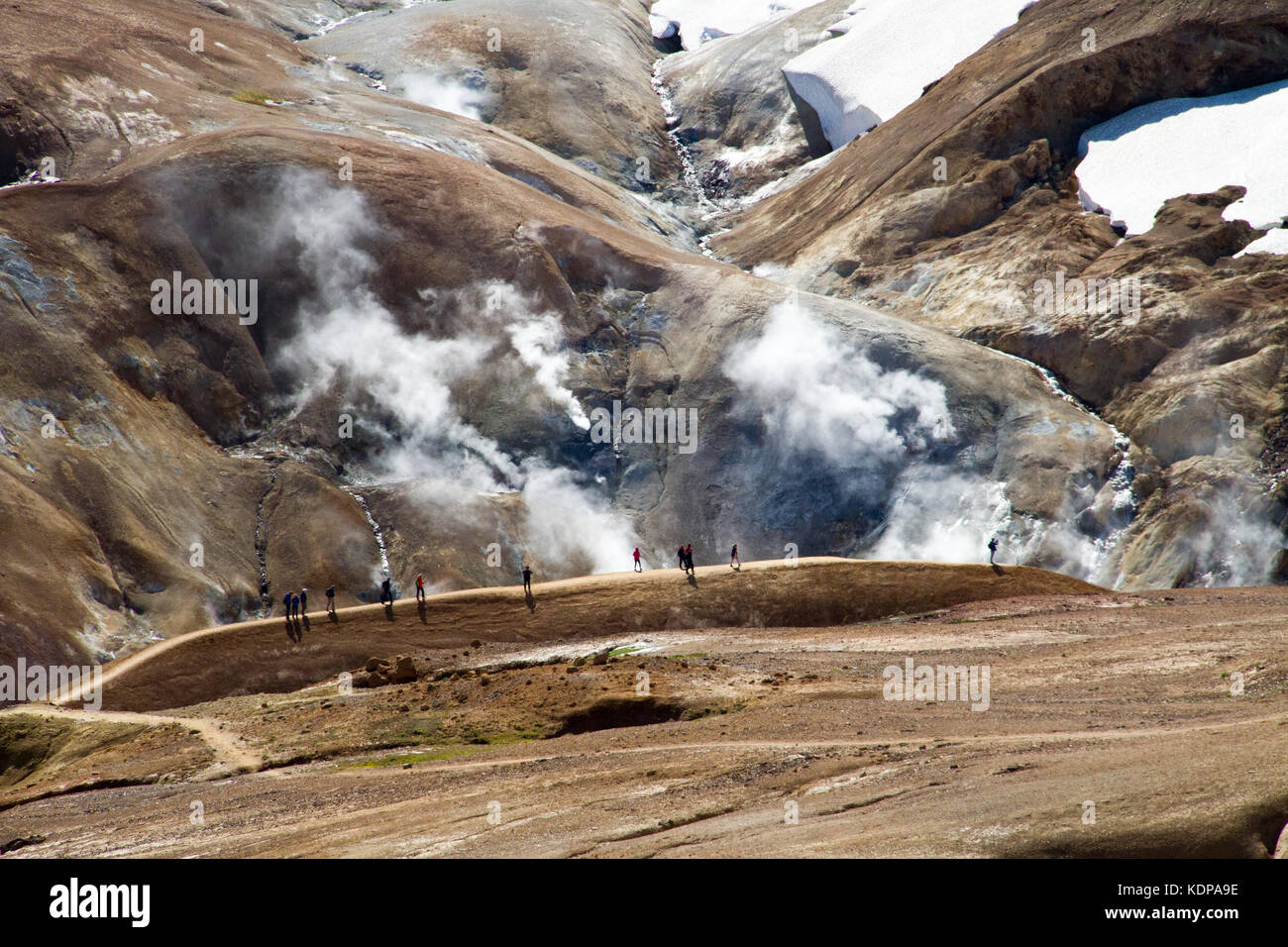 Vapeur s'élevant des sources géothermiques avec des glaciers en arrière-plan, montagnes Kerlingarfjoll, Islande Banque D'Images