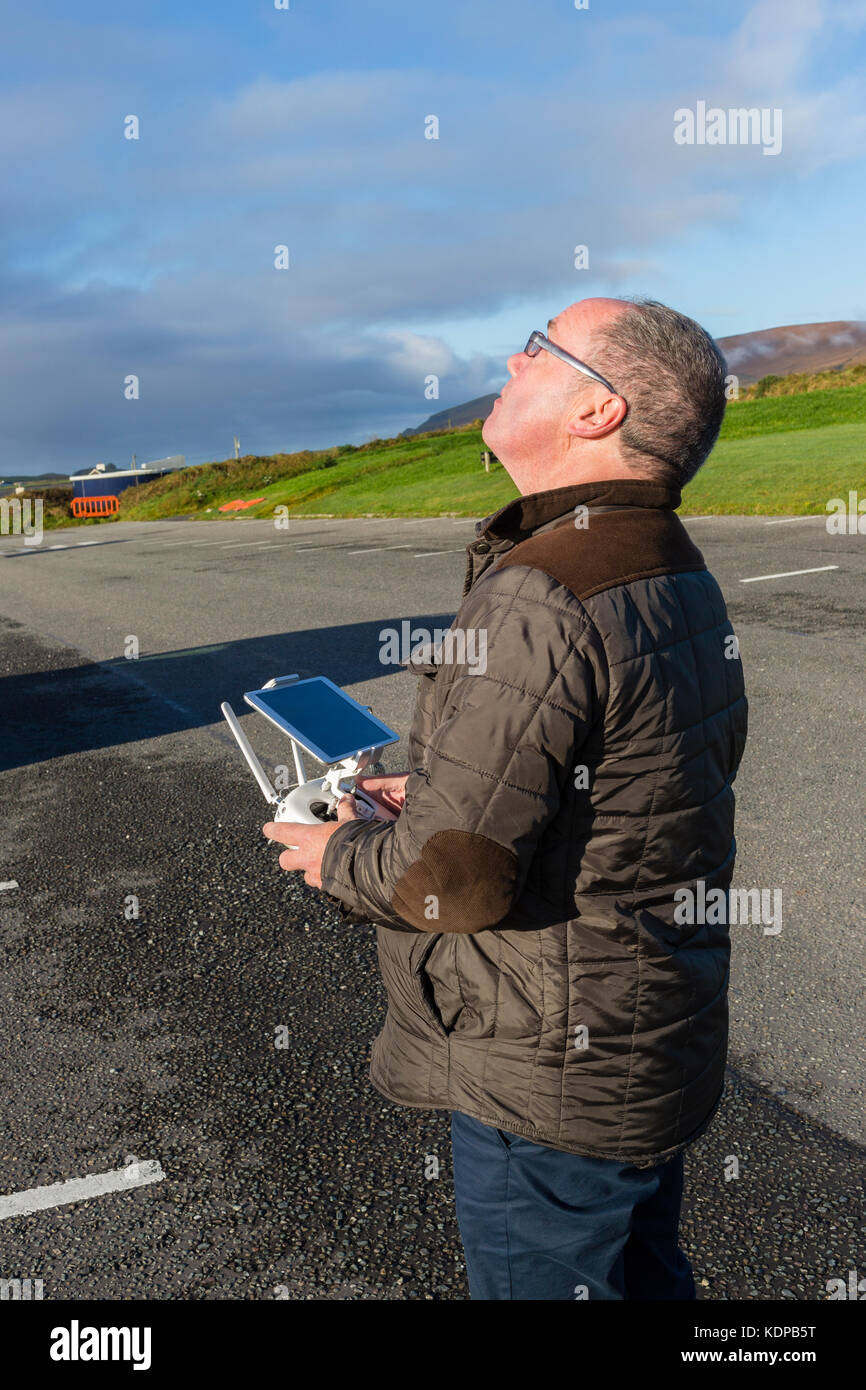 Homme d'âge moyen, photographe aux commandes d'un drone, County Kerry ireland Banque D'Images
