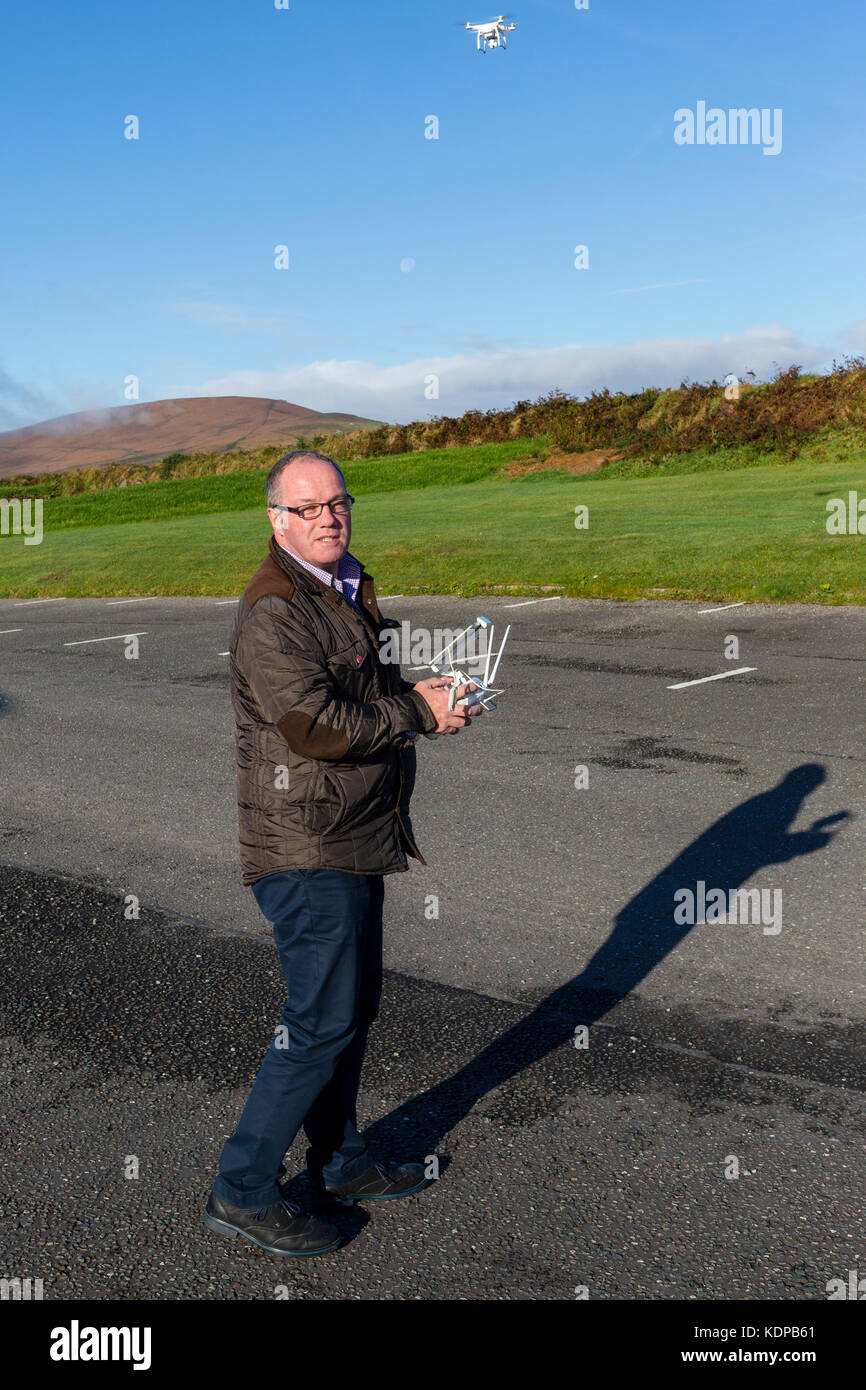 Homme d'âge moyen, photographe aux commandes d'un drone, County Kerry ireland Banque D'Images