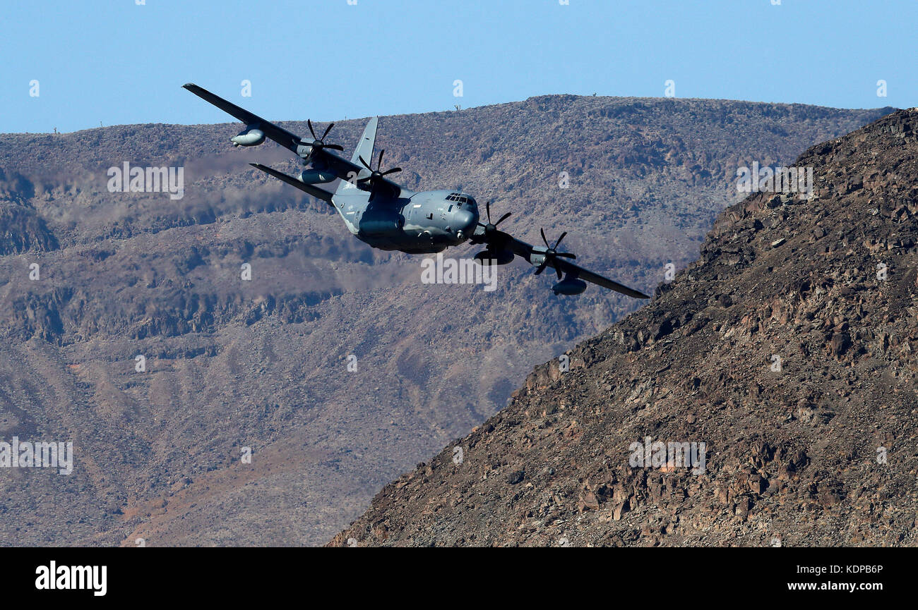 C-130 vole à travers faible transition Jedi dans la vallée de la mort, en Californie. Banque D'Images