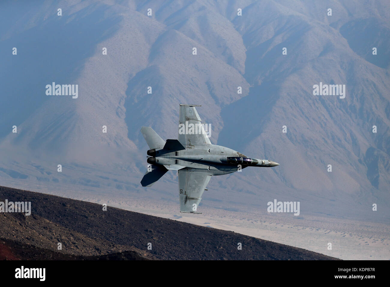 F-18 Super Hornet voler à travers la transition de Jedi dans la vallée de la mort, en Californie. Banque D'Images