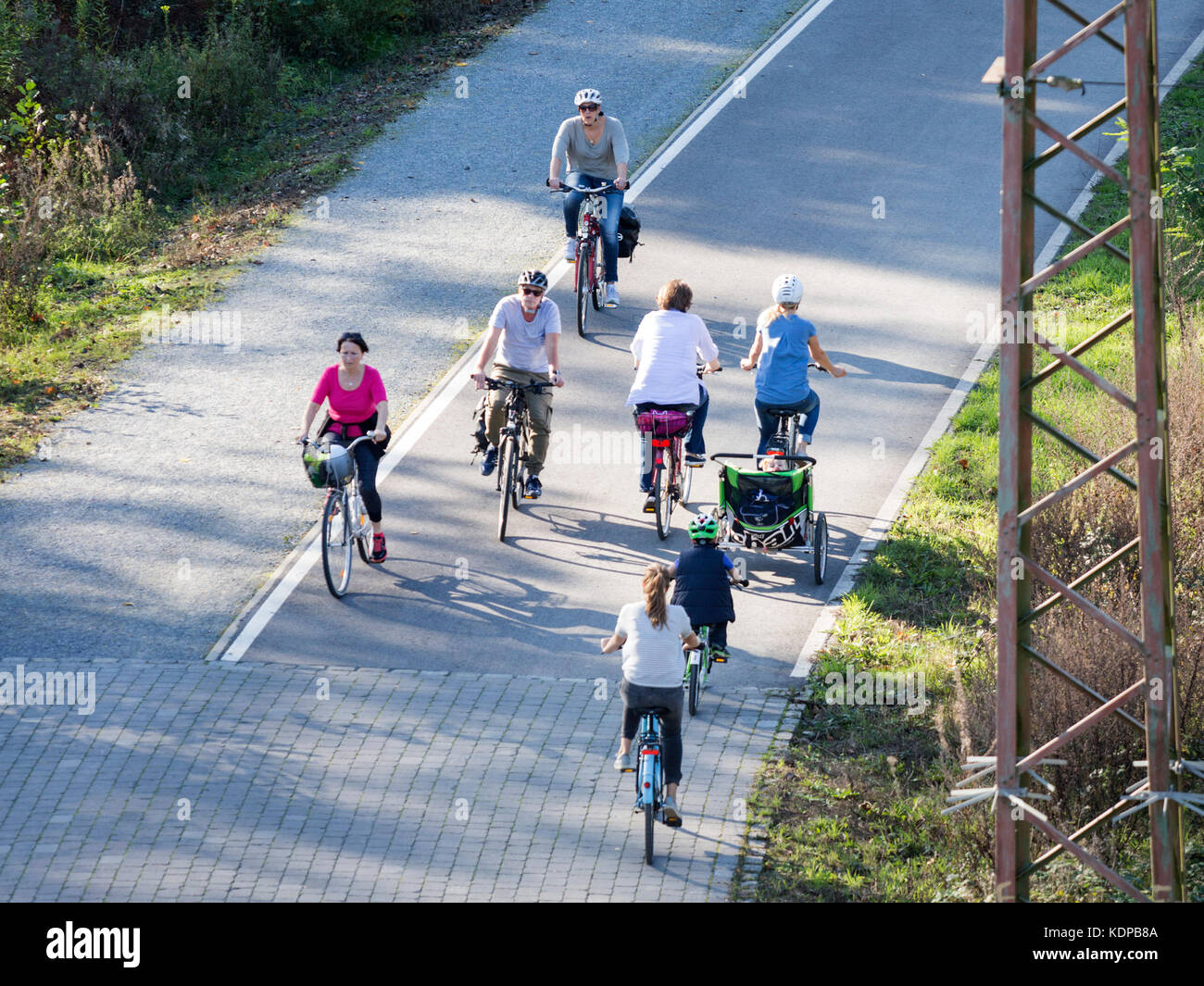 Cyclistes voyageant sur une route cycliste dédiée, Radschnellweg Ruhr, RS1, Mülheim an der Ruhr, région de Ruhr, Allemagne Banque D'Images