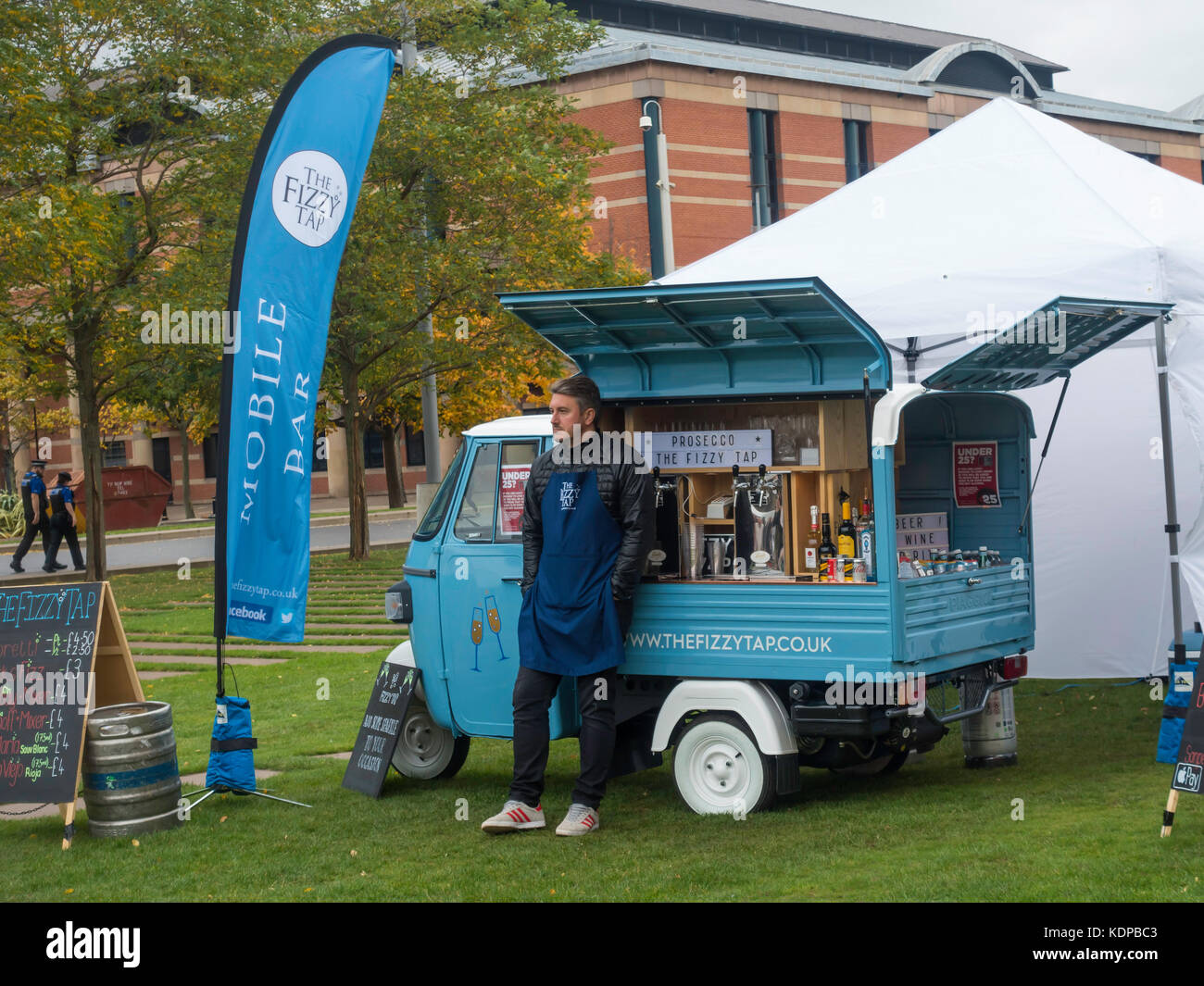 La Fizzy Appuyez sur Mobile Bar à trois roues Piaggio Vespa Apo Tuk vendant des boissons lors d'une foire alimentaire Middlesbrough Banque D'Images