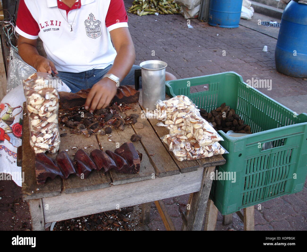 Vendeur de rue traditionnelle de noix du Brésil à Belém, au Brésil, de l'écorcher les écrous avec couteau Banque D'Images