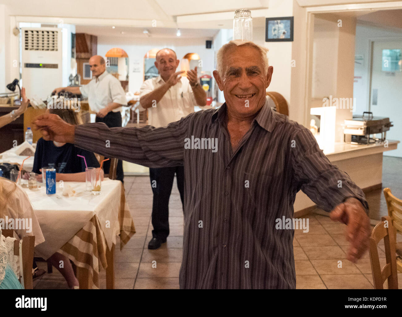 Un danseur effectue une danse traditionnelle chypriote dans les nouveaux rois d'Aphrodite taverna à Paphos Chypre. Banque D'Images