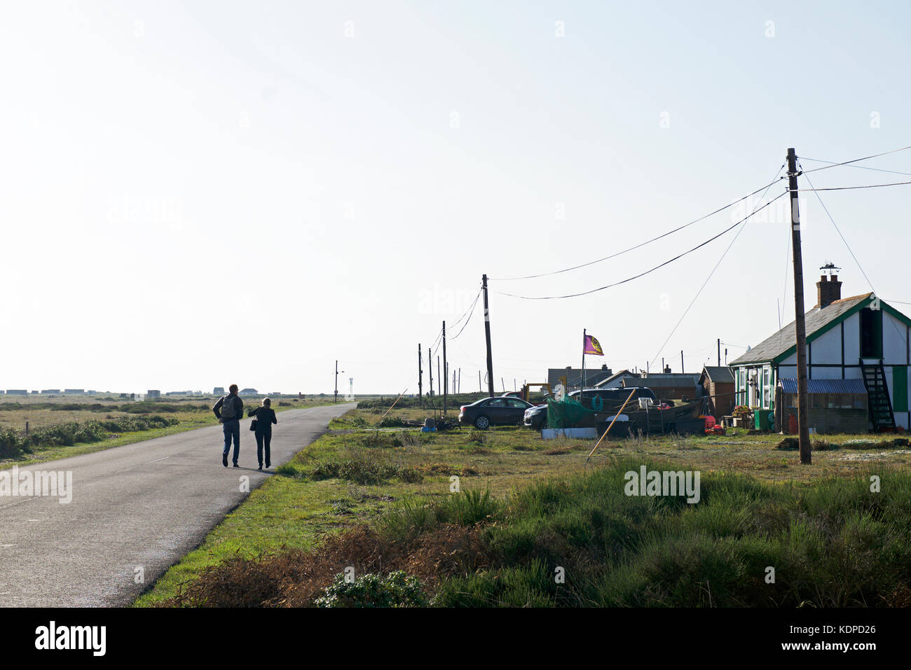 Deux marcheurs sur road, Dungeness, Kent, Angleterre, Royaume-Uni Banque D'Images