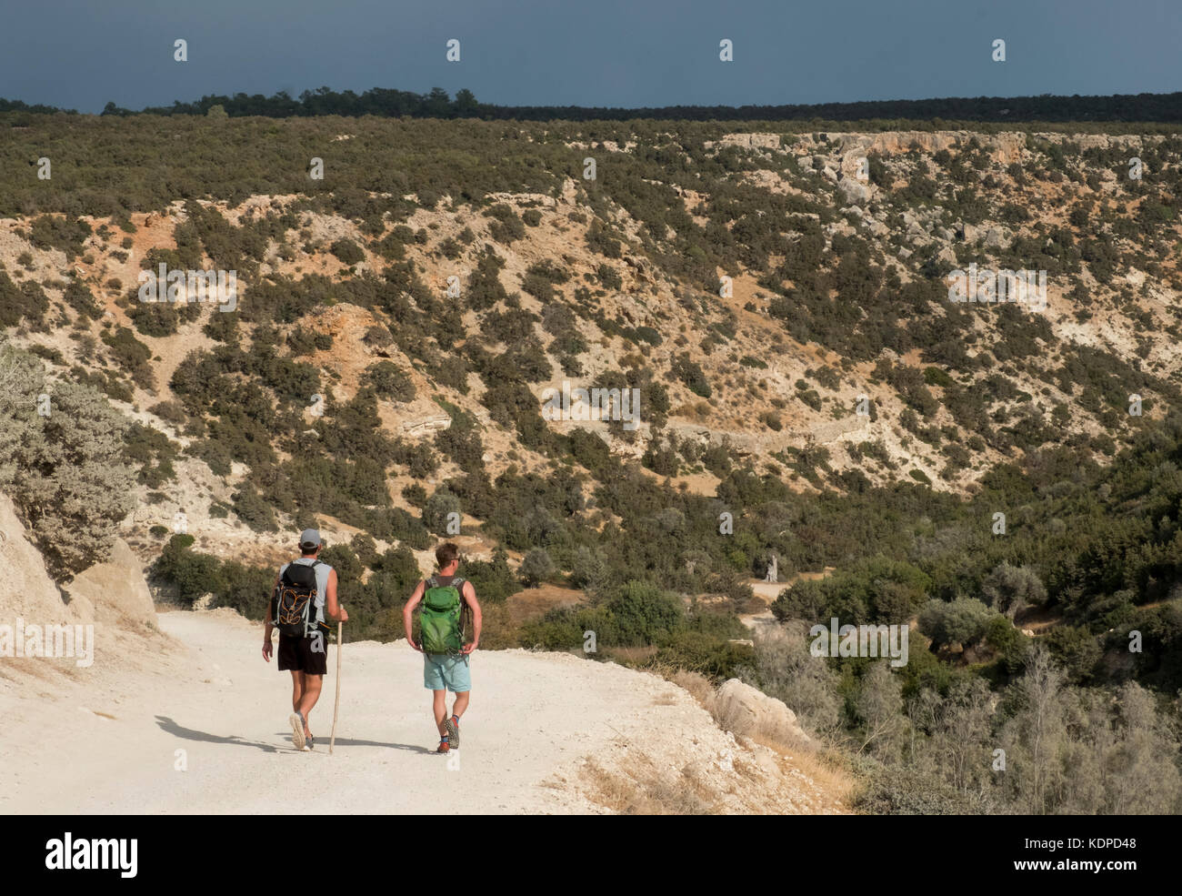 Deux marcheurs sur la route d'accès à la Gorge d'Avakas sur la péninsule d'Akamas, Peyia, Paphos, Chypre. Banque D'Images