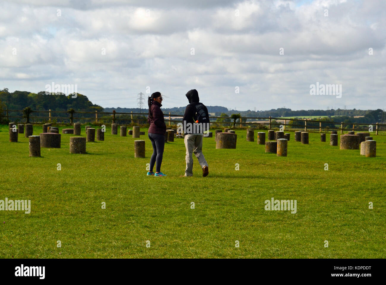 Personnes à Woodhenge Stone Circle, près de Durrington Walls ancienne colonie, Wiltshire, Angleterre, Royaume-Uni Banque D'Images