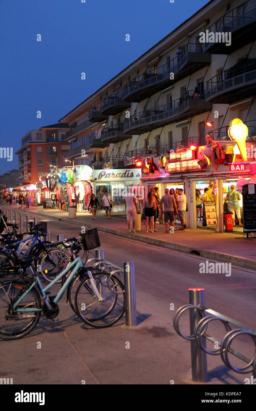 Soirée dans le sud de la france ville de valras-plage, avec les touristes  appréciant les glaciers et d'autres boutiques Photo Stock - Alamy