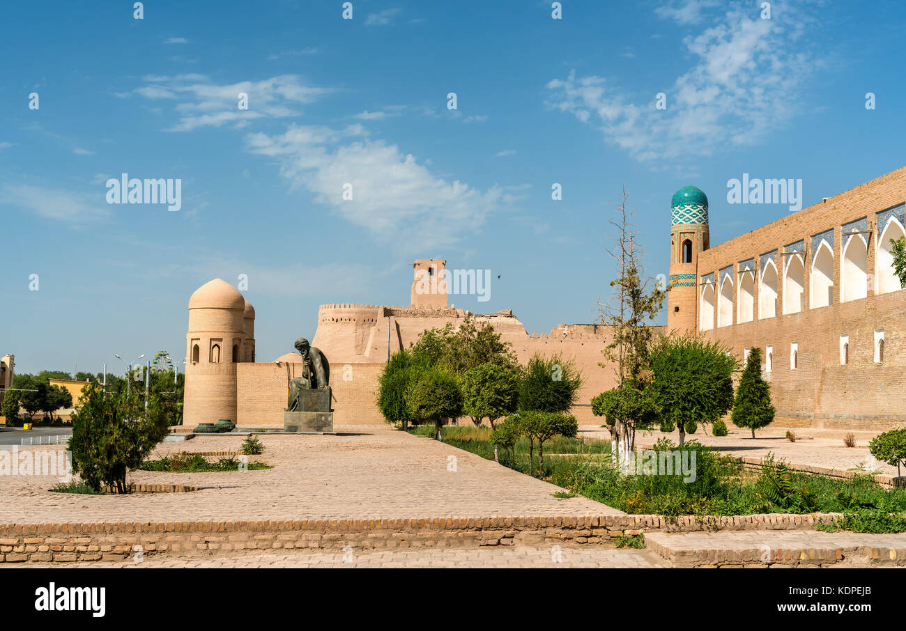 Statue d'al-Khwarizmi en face d'Itchan Kala à Khiva, Ouzbékistan Banque D'Images