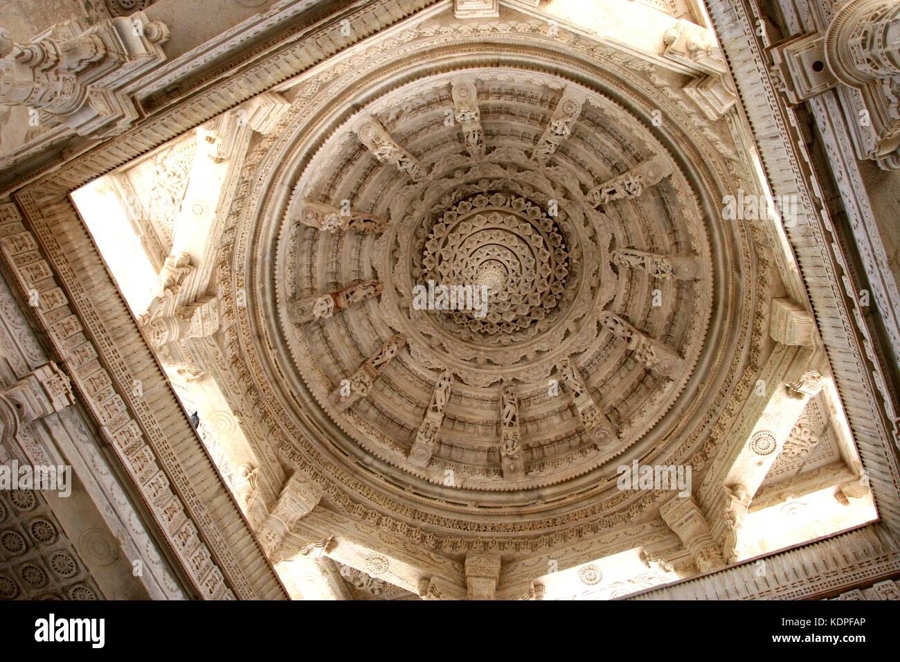 La main de plafond sculpté le temple Ranakpur Jain au Rajasthan, Inde Banque D'Images