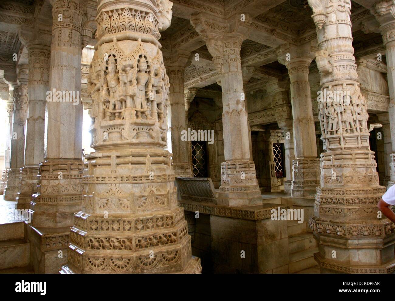 Colonnes dans le temple Ranakpur Jain au Rajasthan, Inde Banque D'Images