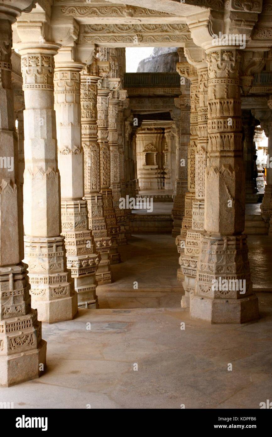 Colonnes dans le temple Ranakpur Jain au Rajasthan, Inde Banque D'Images
