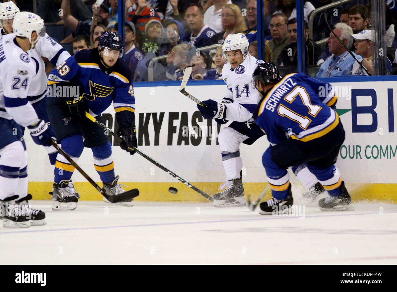 Tampa, Floride, USA. 14Th Oct, 2017. Le Lightning de Tampa Bay l'aile gauche Chris Kunitz (14) efface la zone de Tampa avec des Blues de Saint-Louis Ivan Barbashev centre (49) et de Saint Louis Blues aile gauche Jaden Schwartz (17) dans la recherche au cours de la troisième période de samedi (10/14/17) match entre le Lightning de Tampa Bay et le St Louis Blues, à Amalie Arena à Tampa. Credit : Douglas R. Clifford/Tampa Bay Times/ZUMA/Alamy Fil Live News Banque D'Images