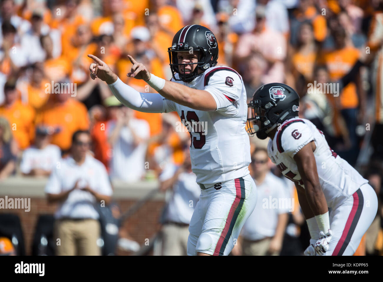 14 octobre 2017 : Jake Bentley # 19 de la Caroline du Sud appelle les Gamecocks jouer pendant la NCAA Football match entre les bénévoles de l'Université du Tennessee et de l'Université de Caroline du Sud au Stade de Neyland Gamecocks de Knoxville, TN/CSM Gangloff Tim Banque D'Images