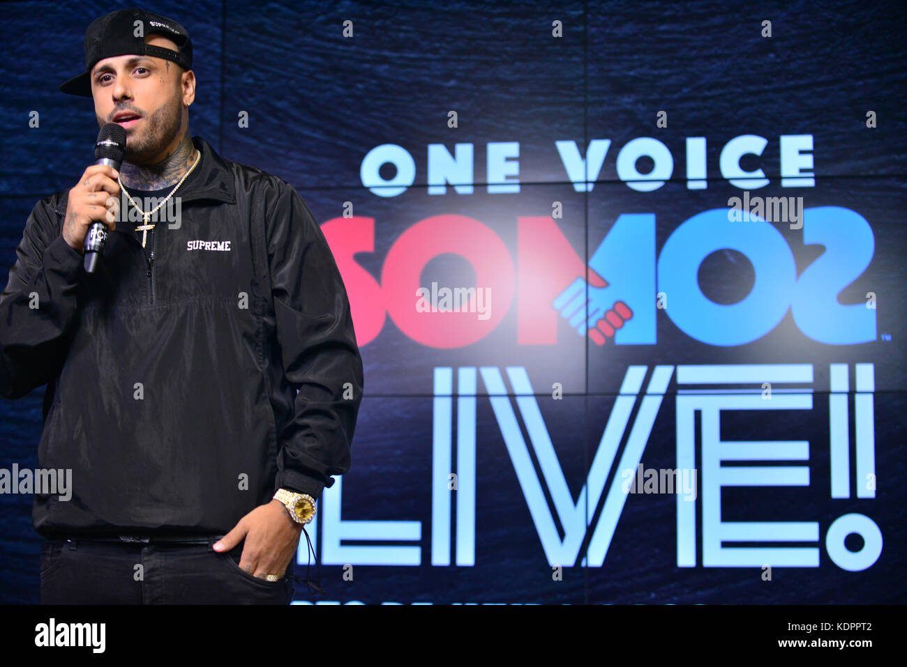 Miami, FL - 14 OCTOBRE: Nicky Jam pose dans la salle de presse à One Voice: Somos Live! Un Concert Pour les secours en cas de catastrophe au parc Marlins le 14 octobre 2017 à Miami, en Floride. Crédit : carte 10 / MediaPunch Banque D'Images