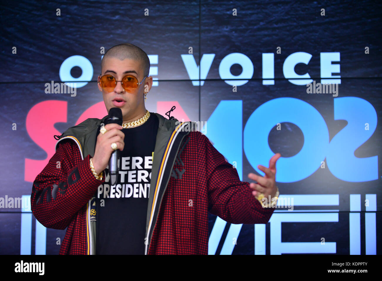 Miami, FL - 14 OCTOBRE: Bad Bunny pose dans la salle de presse à One Voice: Somos Live! Un Concert Pour les secours en cas de catastrophe au parc Marlins le 14 octobre 2017 à Miami, en Floride. Crédit : carte 10 / MediaPunch Banque D'Images