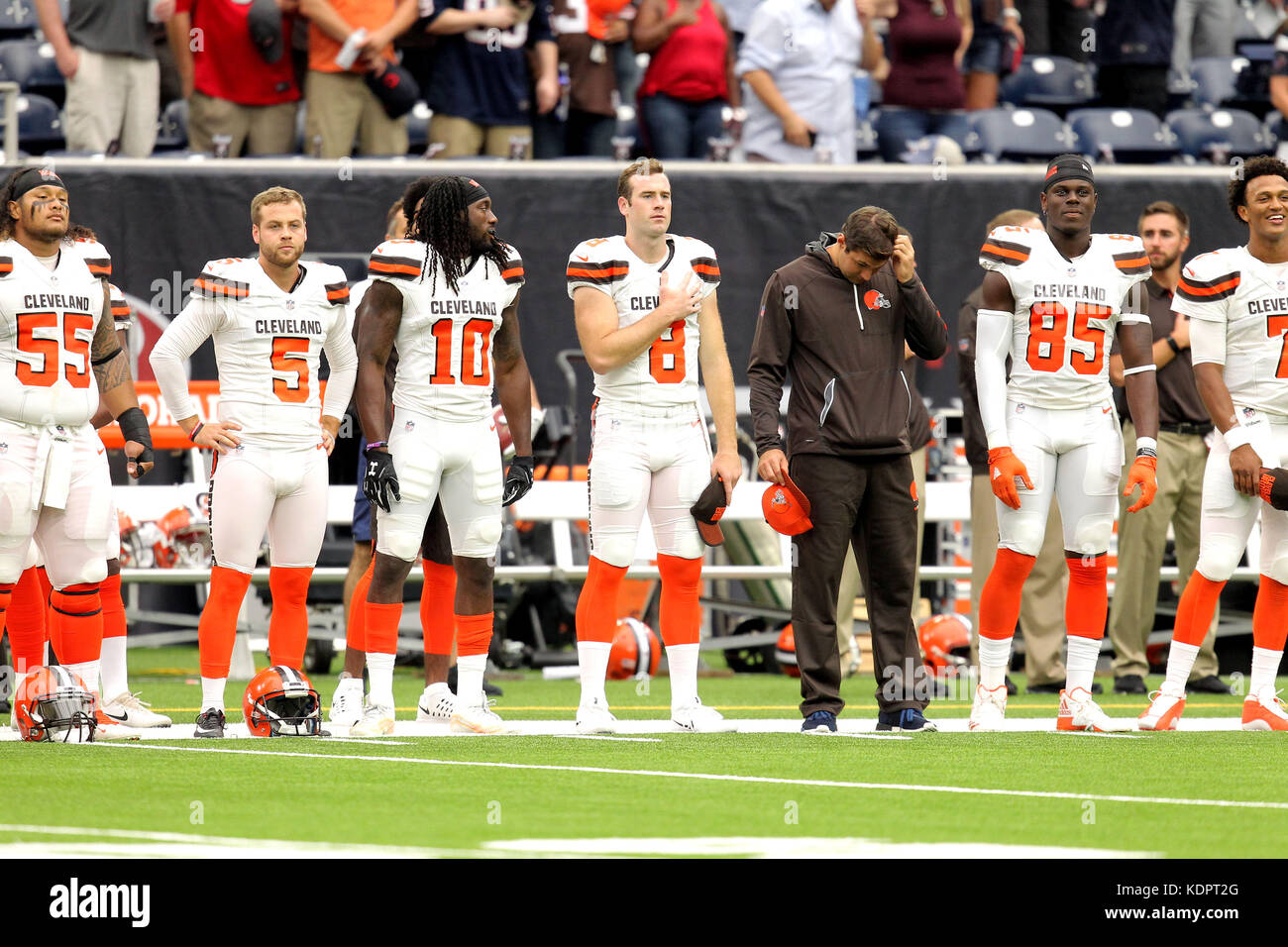 Houston, Texas, USA. 15 Oct, 2017. La position sur le côté pendant l'hymne national avant un match de saison régulière de la NFL entre les Houston Texans et le Cleveland Browns Stadium à NRG à Houston, TX15 octobre, 2017. Crédit : Erik Williams/ZUMA/Alamy Fil Live News Banque D'Images