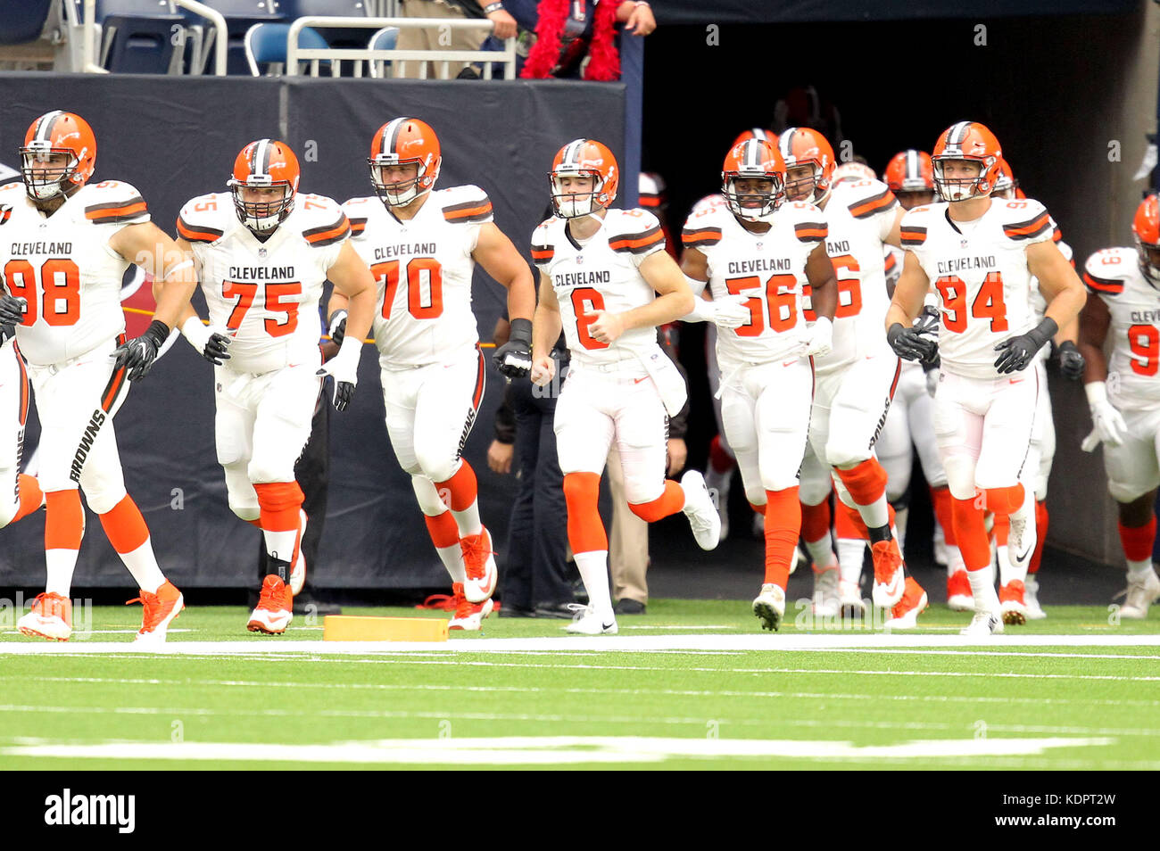 Houston, Texas, USA. 15 Oct, 2017. Le Cleveland Browns entrez le domaine lors de l'introduction arborant avant un match de saison régulière de la NFL entre les Houston Texans et le Cleveland Browns Stadium à NRG à Houston, TX15 octobre, 2017. Crédit : Erik Williams/ZUMA/Alamy Fil Live News Banque D'Images