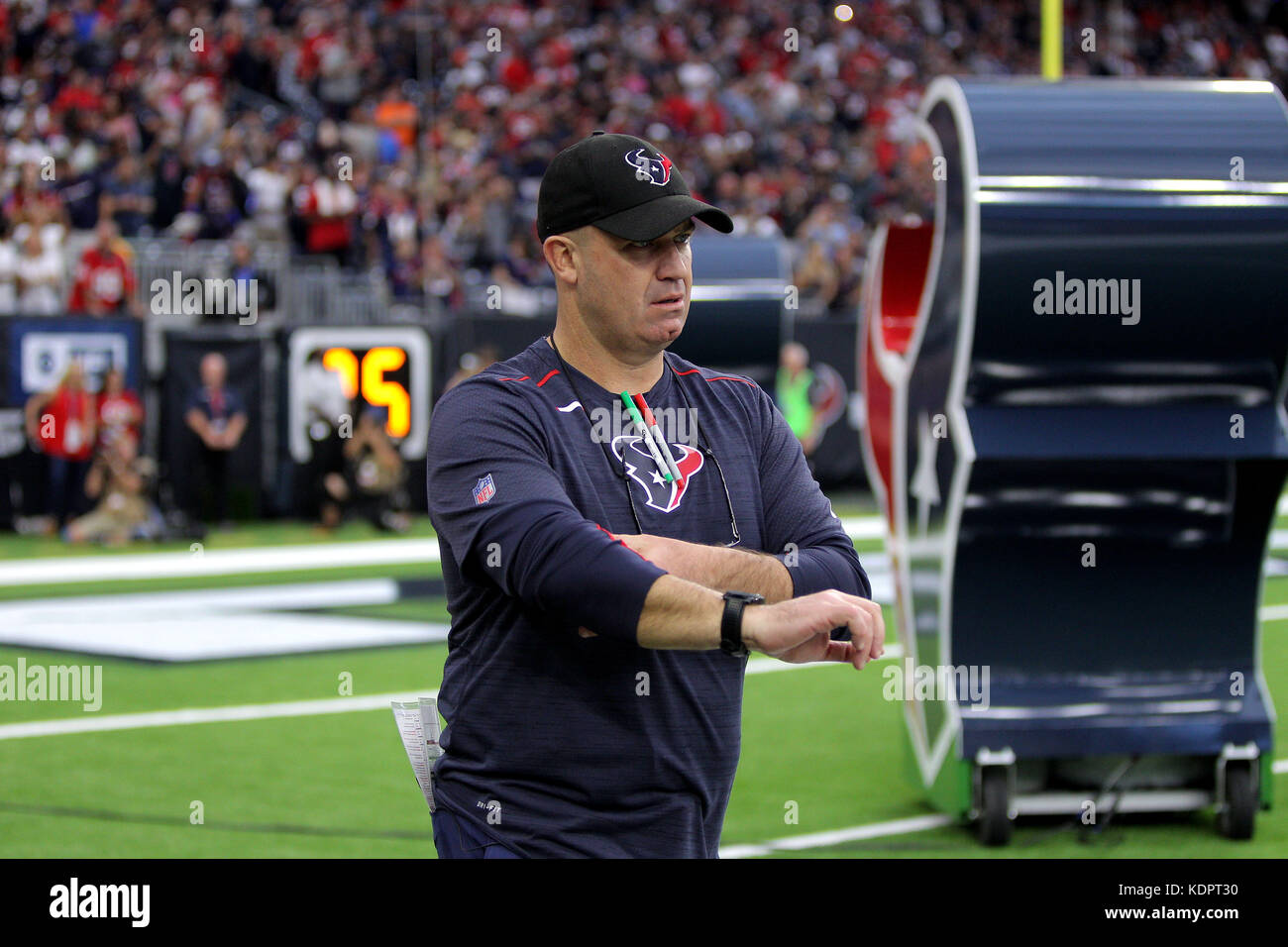 Houston, Texas, USA. 15 Oct, 2017. L'entraîneur-chef des Houston Texans Bill O'Brien entre dans le domaine lors de l'introduction arborant avant un match de saison régulière de la NFL entre les Houston Texans et le Cleveland Browns Stadium à NRG à Houston, TX15 octobre, 2017. Crédit : Erik Williams/ZUMA/Alamy Fil Live News Banque D'Images