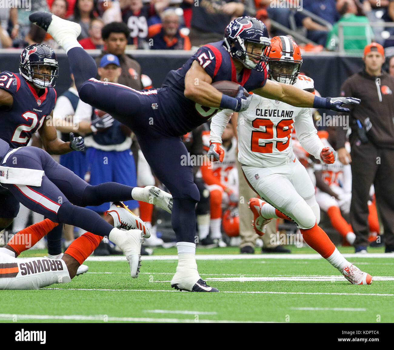 Houston, TX, USA. 15 Oct, 2017. Le secondeur intérieur des Houston Texans Dylan Cole (51) va à l'air après une interception au deuxième trimestre au cours de la NFL match entre les Cleveland Browns et les Texans de Houston à NRG Stadium à Houston, TX. John Glaser/CSM/Alamy Live News Banque D'Images
