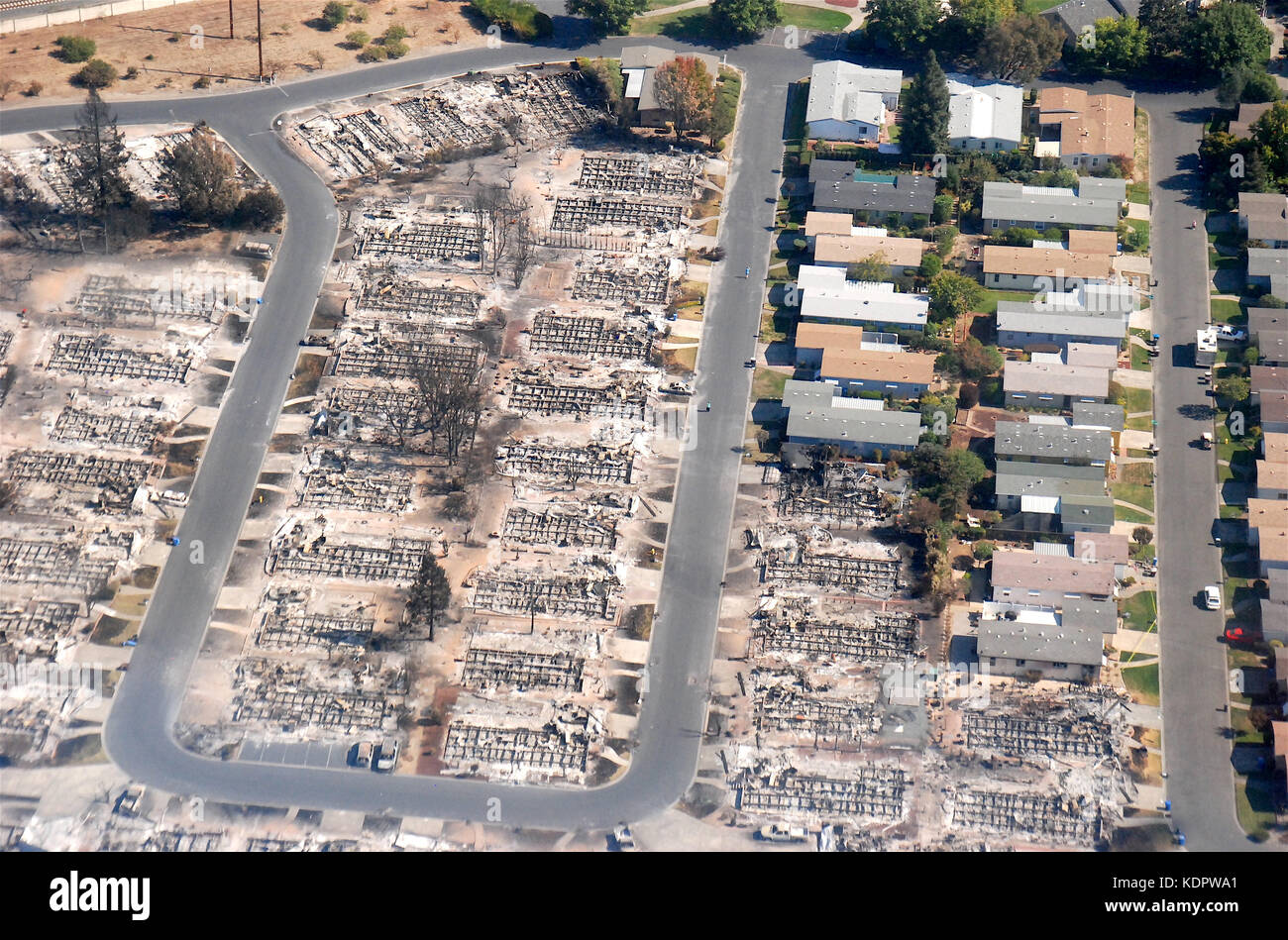 Les vestiges d'un développement de logement après les incendies ont ravagé le coffey park de détruire certaines maisons mais en laissant les autres intacts, 14 octobre 2017 à Santa Rosa, en Californie. Banque D'Images