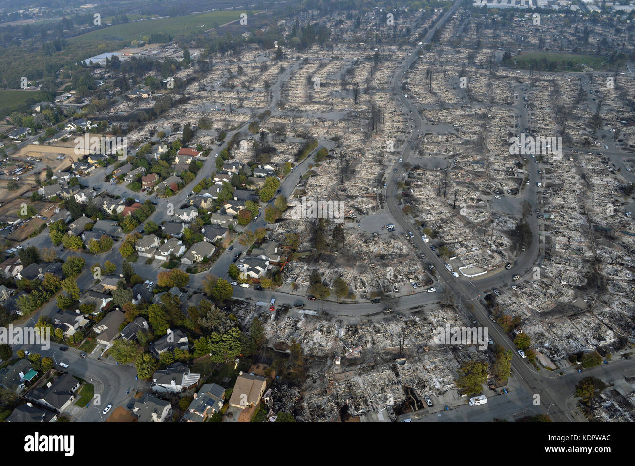 Les vestiges d'un développement de logement après les incendies ont ravagé le quartier de détruire certaines maisons mais en laissant les autres intacts, 14 octobre 2017 à Santa Rosa, en Californie. Banque D'Images
