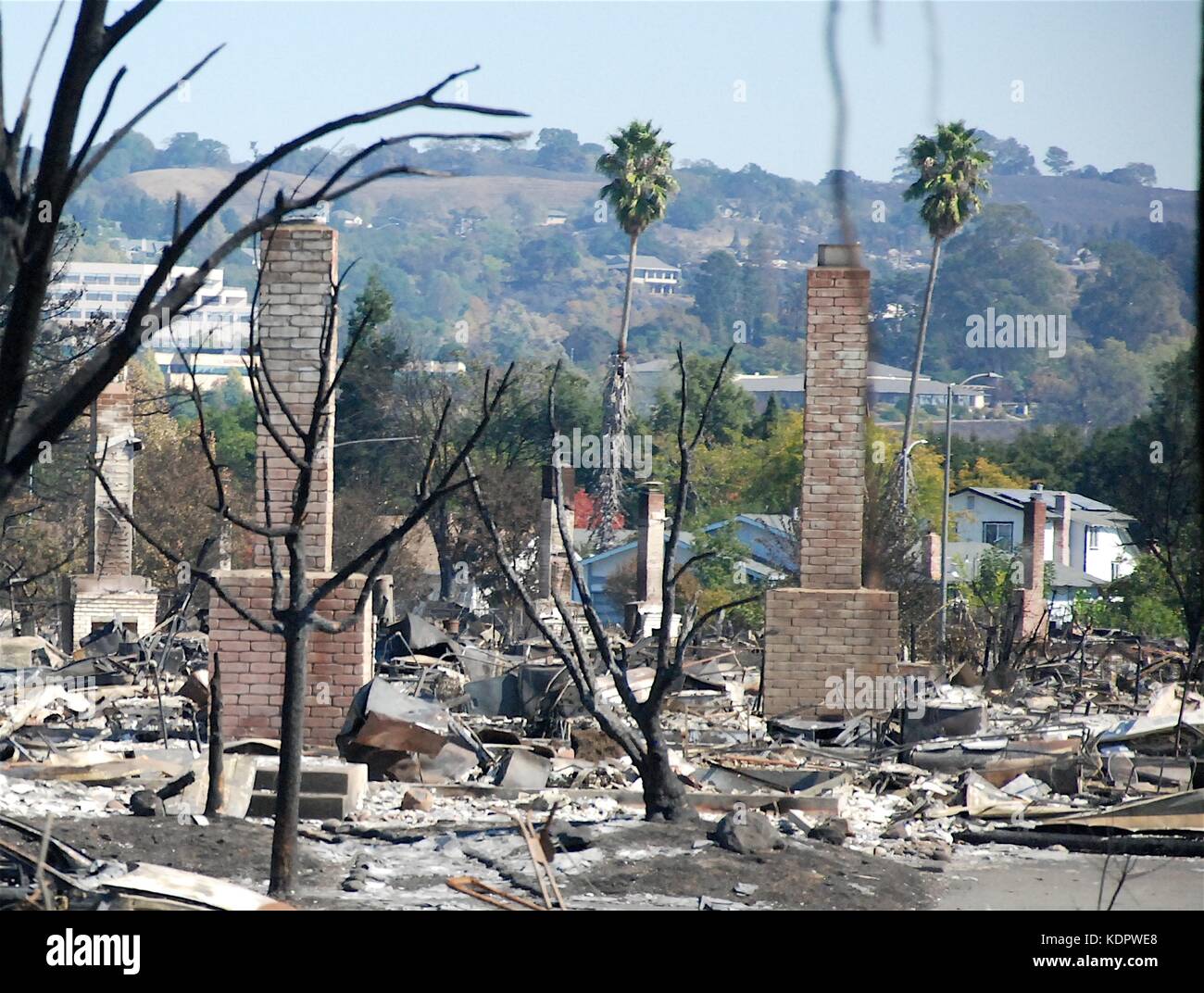Les vestiges de maisons détruites par les incendies qui balaie le comté de Sonoma, 14 octobre 2017 à Santa Rosa, en Californie. Banque D'Images