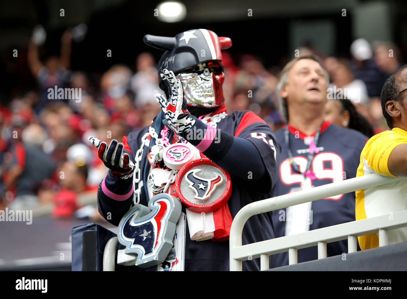 Houston, Texas, USA. 15 Oct, 2017. Un ventilateur des Houston Texans cheers sur l'action au cours du troisième trimestre d'un match de saison régulière de la NFL entre les Houston Texans et le Cleveland Browns Stadium à NRG à Houston, TX15 octobre, 2017. Crédit : Erik Williams/ZUMA/Alamy Fil Live News Banque D'Images
