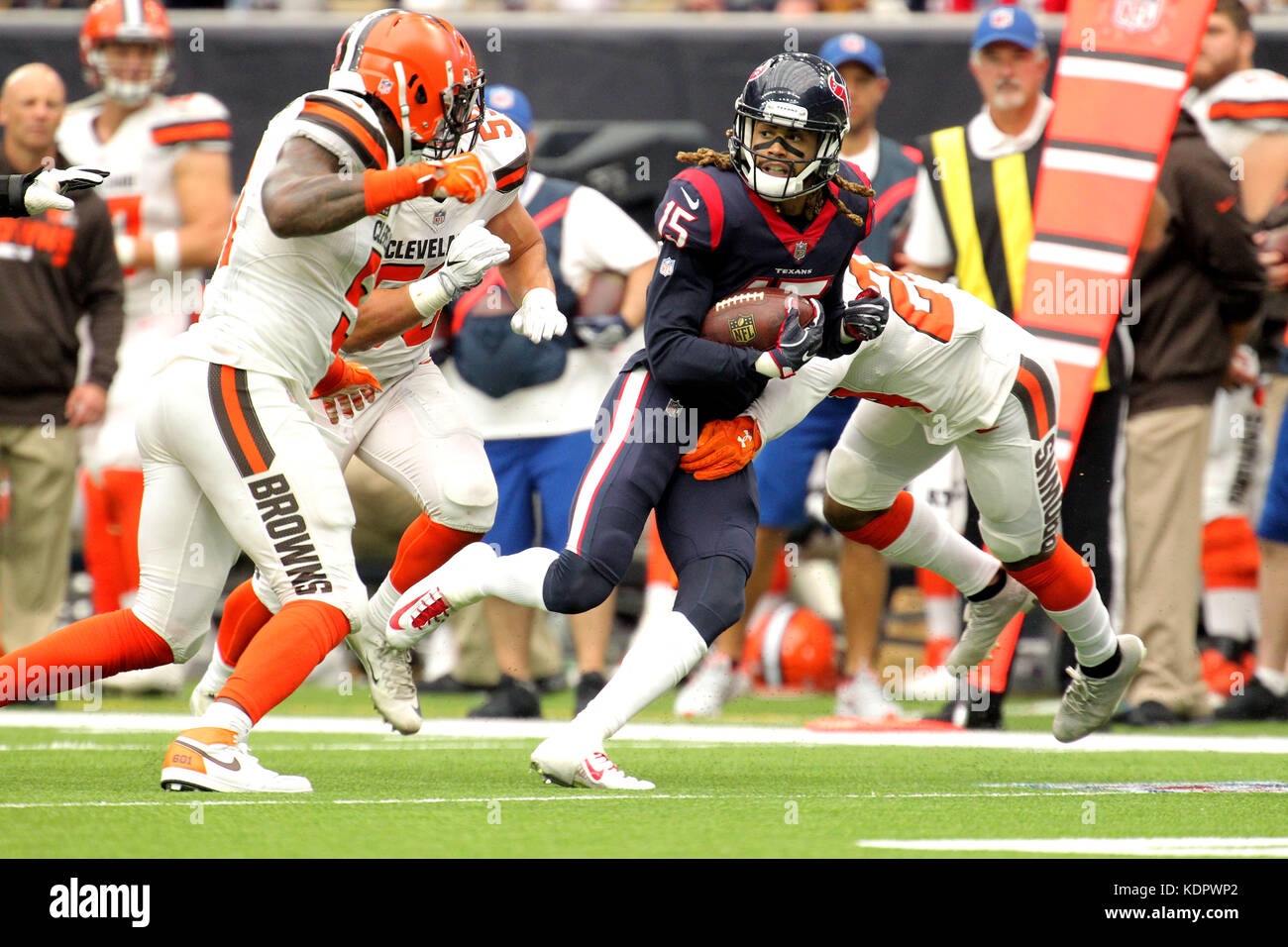 Houston, Texas, USA. 15 Oct, 2017. L'échelle des Houston Texans récepteur Fuller (15) échappe aux humains tout en portant le ballon après une note de la réception au cours du troisième trimestre d'un match de saison régulière de la NFL entre les Houston Texans et le Cleveland Browns Stadium à NRG à Houston, TX15 octobre, 2017. Crédit : Erik Williams/ZUMA/Alamy Fil Live News Banque D'Images
