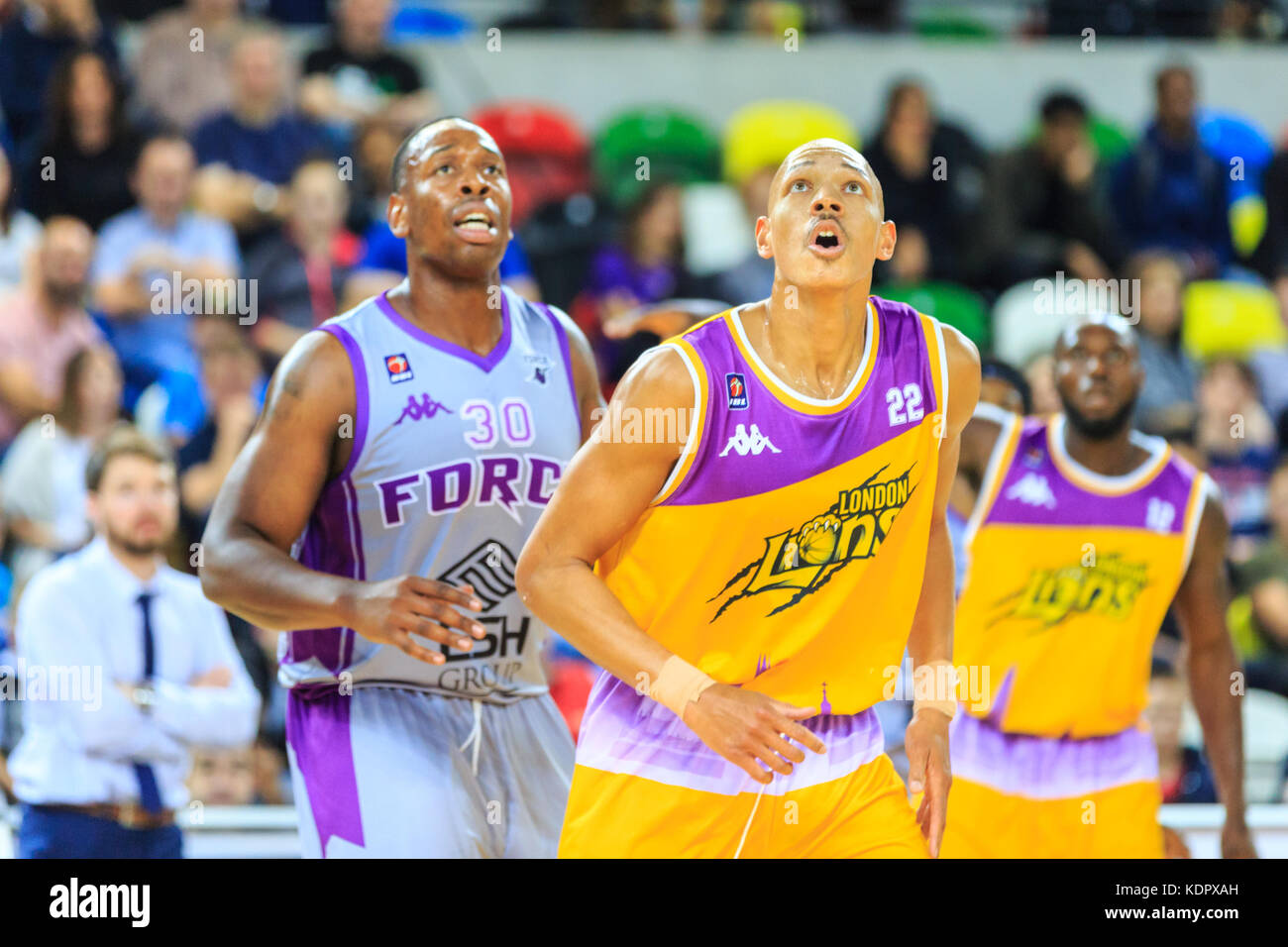 Londres, Royaume-Uni, 15 octobre 2017. Les Lions' Brandon Peel (22) montres son rendez-vous jeter dans le panier. L'équipe de Lions Londres dominent le BBL British Basketball League match contre Leeds vigueur à la boîte de cuivre Arena, Queen Elizabeth Olympic Park, London Stratford. Les Lions gagner 103-54 Banque D'Images