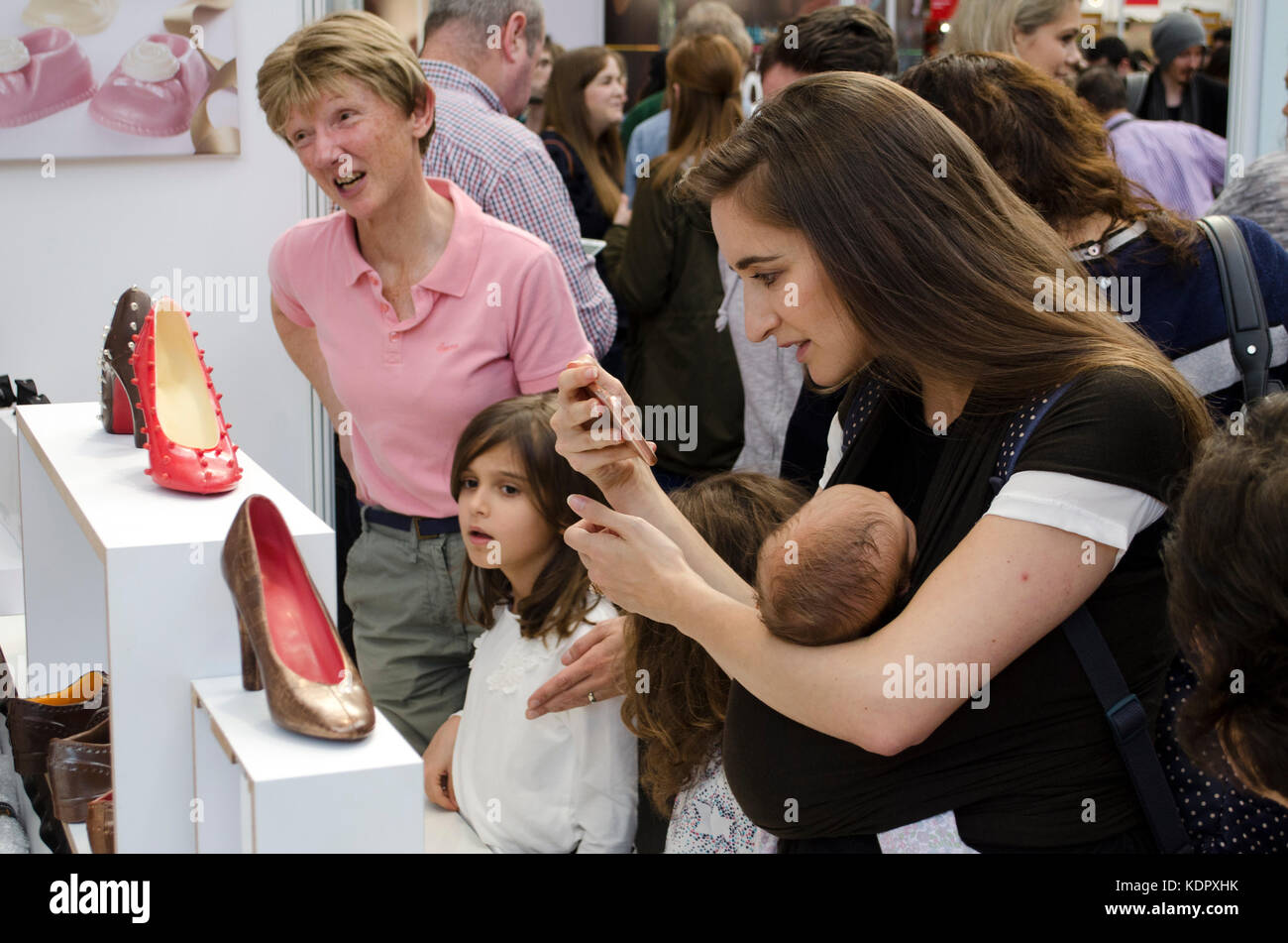 Le Salon du Chocolat 2017 à Olympie. Chaussures chocolat attirent beaucoup l'attention. Des fans de chocolat est descendu en masse pour le Salon du Chocolat, 13th-15th octobre 2017, à l'Olympia, Londres, UK, qui a pris fin aujourd'hui. Doté d''un large éventail d'exposants qui vendent de tout le chocolat du monde entier, dégustations, démonstrations par des chefs et des chocolatiers et du chocolat, l'art et la mode s'affiche, le spectacle a connu des nombres de visiteurs sur les trois jours. 15 octobre 2017. Crédit : Antony l'ortie/Alamy Live News Banque D'Images