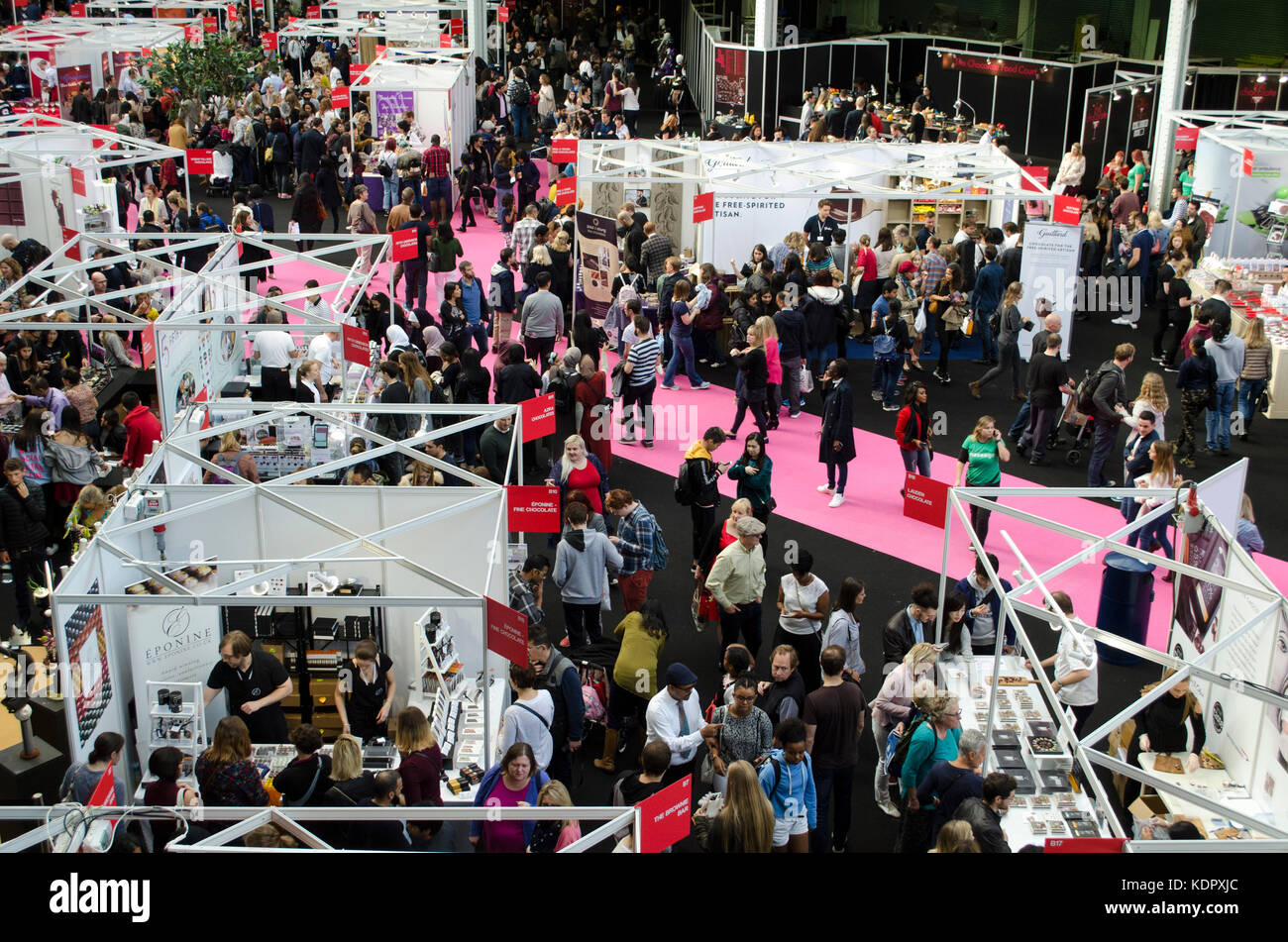 Des fans de chocolat est descendu en masse pour le Salon du Chocolat, 13th-15th octobre 2017, à l'Olympia, Londres, UK, qui a pris fin aujourd'hui. Doté d''un large éventail d'exposants qui vendent de tout le chocolat du monde entier, dégustations, démonstrations par des chefs et des chocolatiers et du chocolat, l'art et la mode s'affiche, le spectacle a connu des nombres de visiteurs sur les trois jours. 15 octobre 2017. Crédit : Antony l'ortie/Alamy Live News Banque D'Images