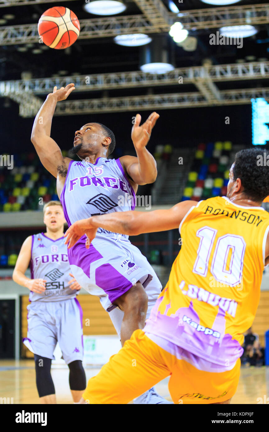 Londres, Royaume-Uni, 15 octobre 2017. Force player Tre Bennett (15) sur l'attaque. L'équipe de Lions Londres dominent le BBL British Basketball League match contre Leeds vigueur à la boîte de cuivre Arena, Queen Elizabeth Olympic Park, London Stratford. Les Lions gagner 103-54 Banque D'Images