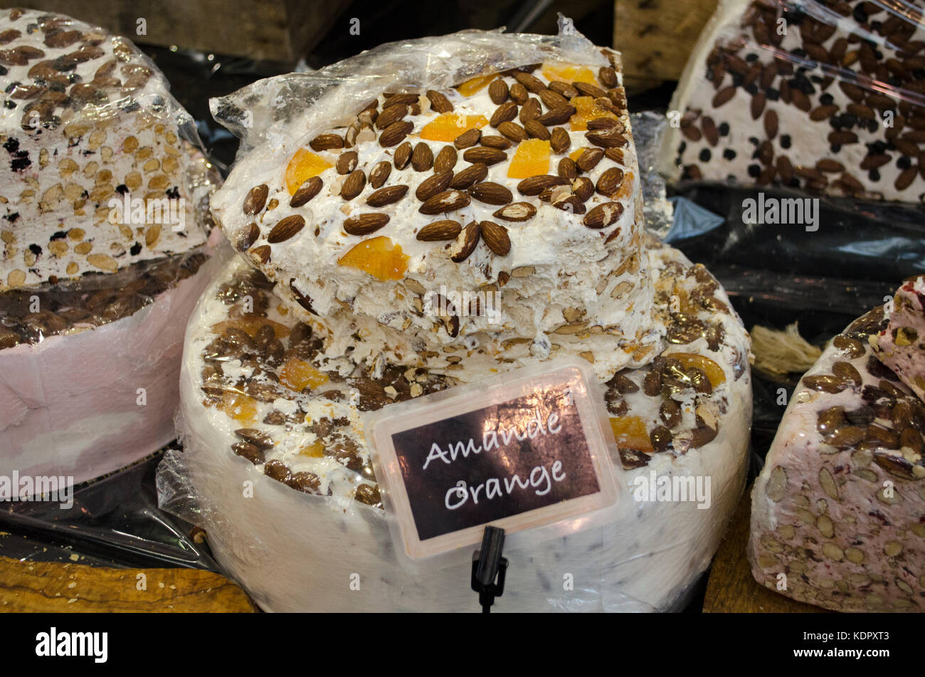 Nougat en vente au Salon du Chocolat 2017. Des fans de chocolat est descendu en masse pour le Salon du Chocolat, 13th-15th octobre 2017, à l'Olympia, Londres, UK, qui a pris fin aujourd'hui. Doté d''un large éventail d'exposants qui vendent de tout le chocolat du monde entier, dégustations, démonstrations par des chefs et des chocolatiers et du chocolat, l'art et la mode s'affiche, le spectacle a connu des nombres de visiteurs sur les trois jours. 15 octobre 2017. Crédit : Antony l'ortie/Alamy Live News Banque D'Images