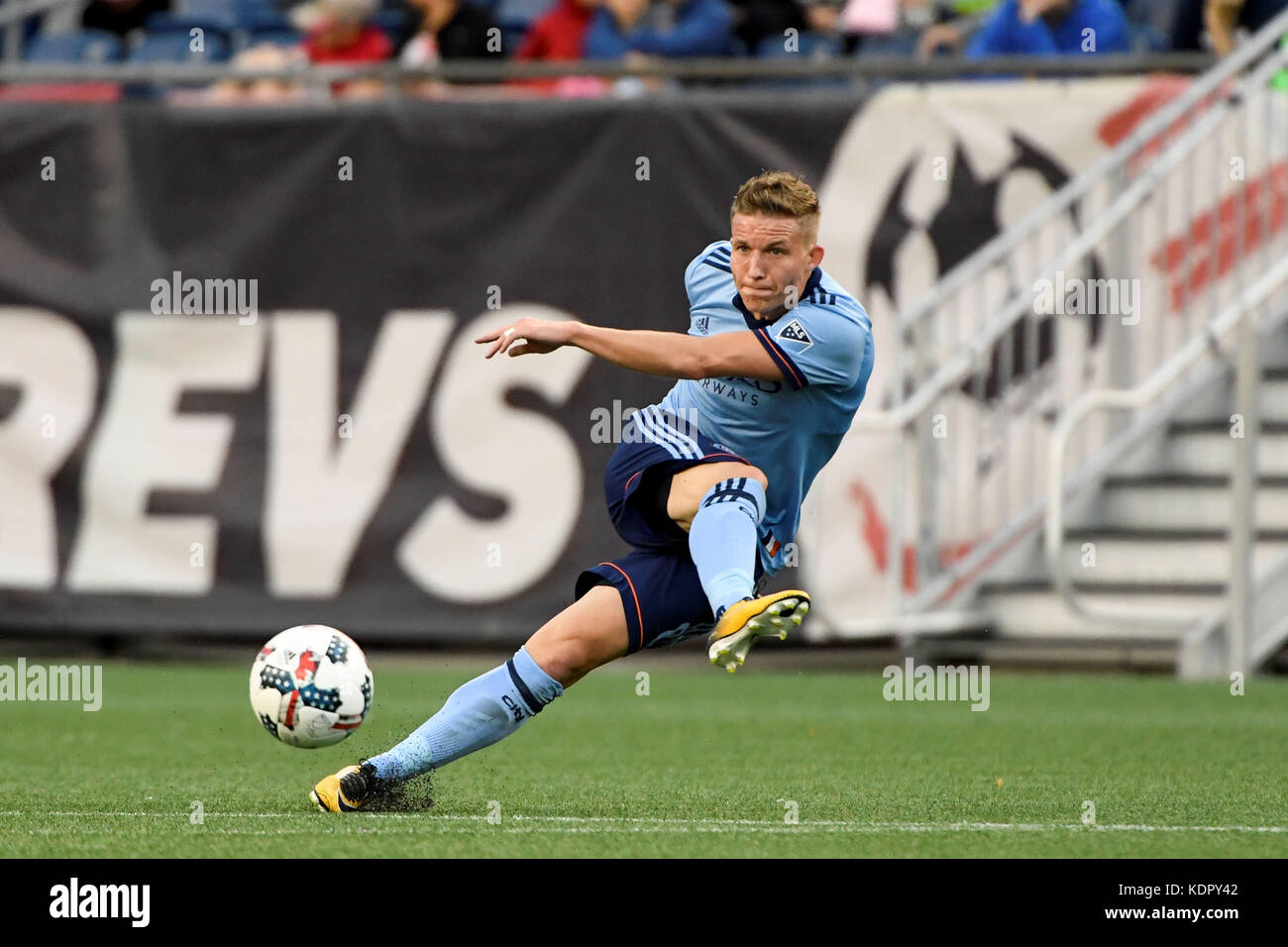 Foxborough dans le Massachusetts, aux États-Unis. 15 Oct, 2017. New York City FC defender Frédéric Brillant (13) passe le ballon au cours de la MLS match entre New York City FC et le New England Revolution tenue au Stade Gillette à Foxborough dans le Massachusetts. Nouvelle Angleterre bat l'New York City 2-1. Eric Canha/CSM/Alamy Live News Banque D'Images