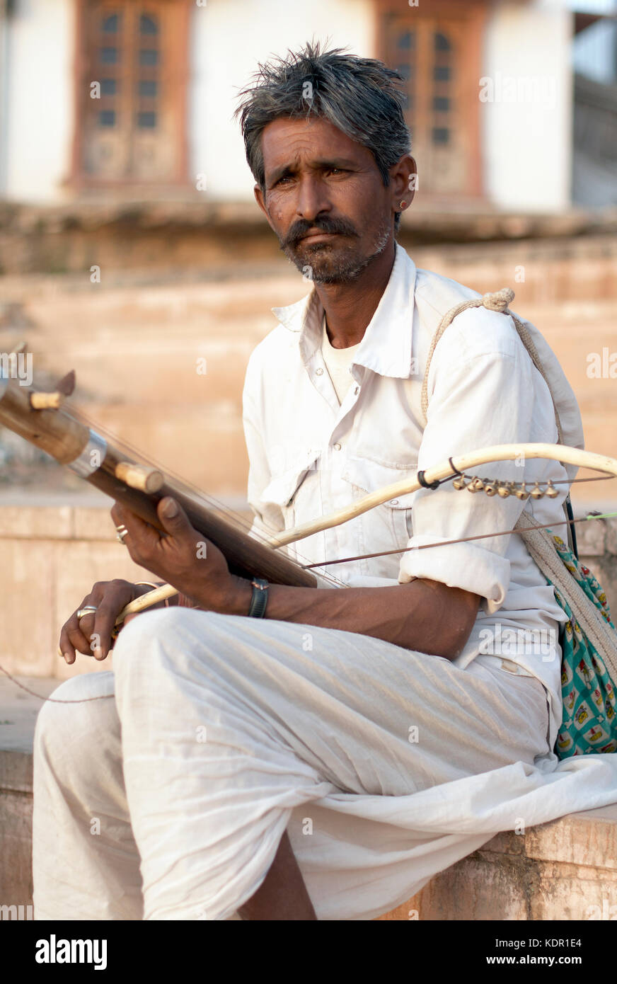 Un rawanhathha bhopa musician playing instrument de musique traditionnelle indienne à Pushkar, Rajasthan, Inde. Banque D'Images