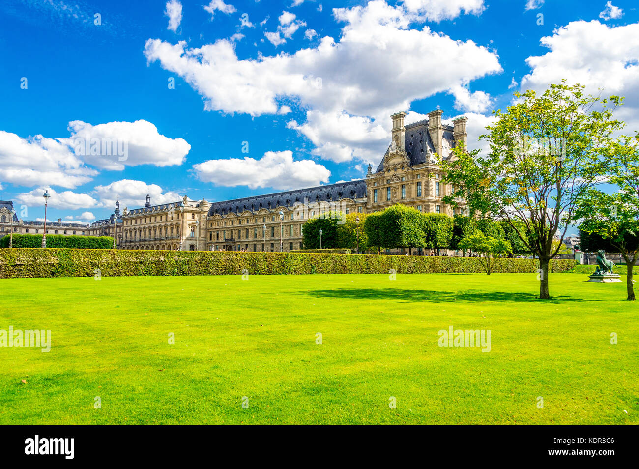 La magnifique pelouse du jardin des Tuileries (jardin des Tuileries) et l'architecture du Louvre en arrière-plan. Paris, France Banque D'Images