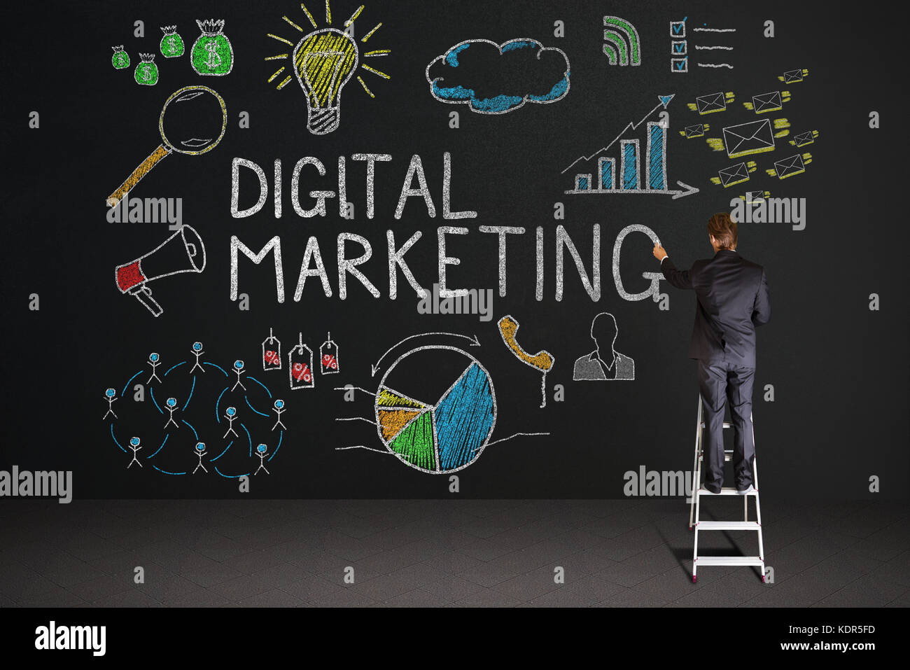 Vue arrière du businessman standing on staircase dessin digital marketing concept sur tableau noir Banque D'Images