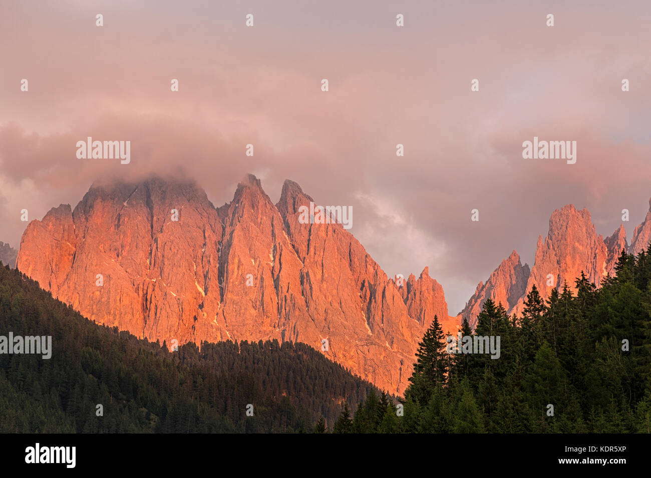 Masse de montagne groupe Geisler au coucher du soleil, la vallée Villnöss, Dolomiti, Tyrol du sud, Italie, Europe Banque D'Images