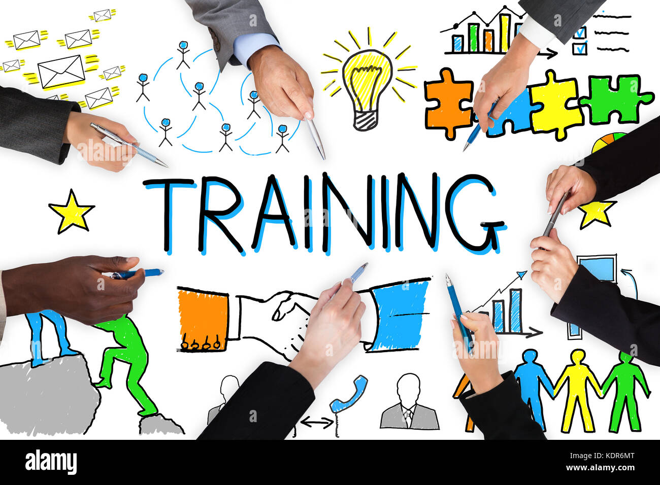 High angle view of businesspeople holding pen discuter le concept de formation sur office 24 Banque D'Images