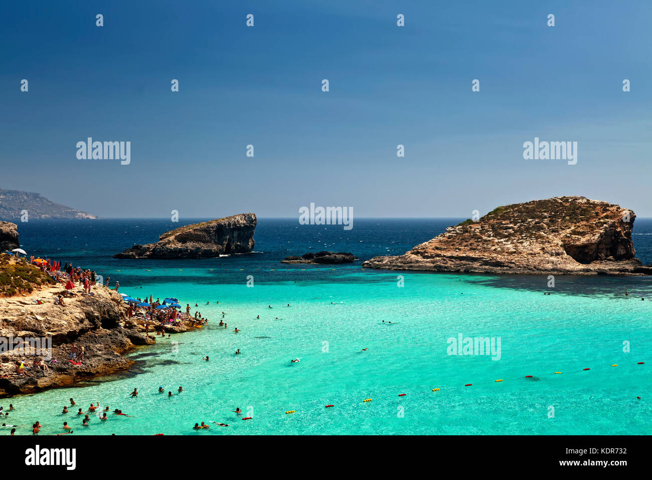 Le blue lagoon, Comino, Malte - juin 24 - les eaux magnifiques du blue  lagoon attirent des milliers de touristes à bord croisières au cours de  l'été mois Photo Stock - Alamy